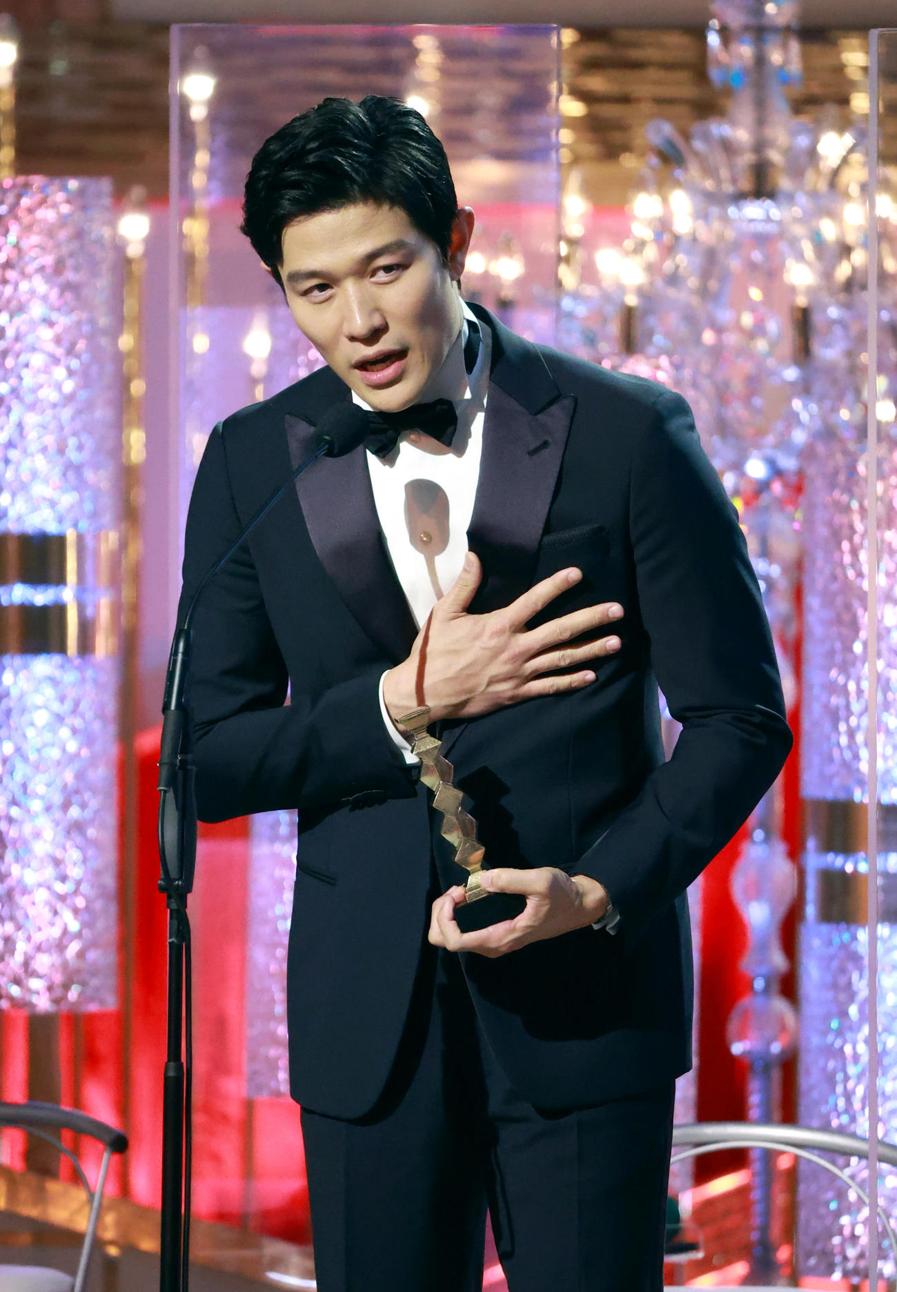 最優秀助演男優賞を受賞し、あいさつをする鈴木亮平（代表撮影）
