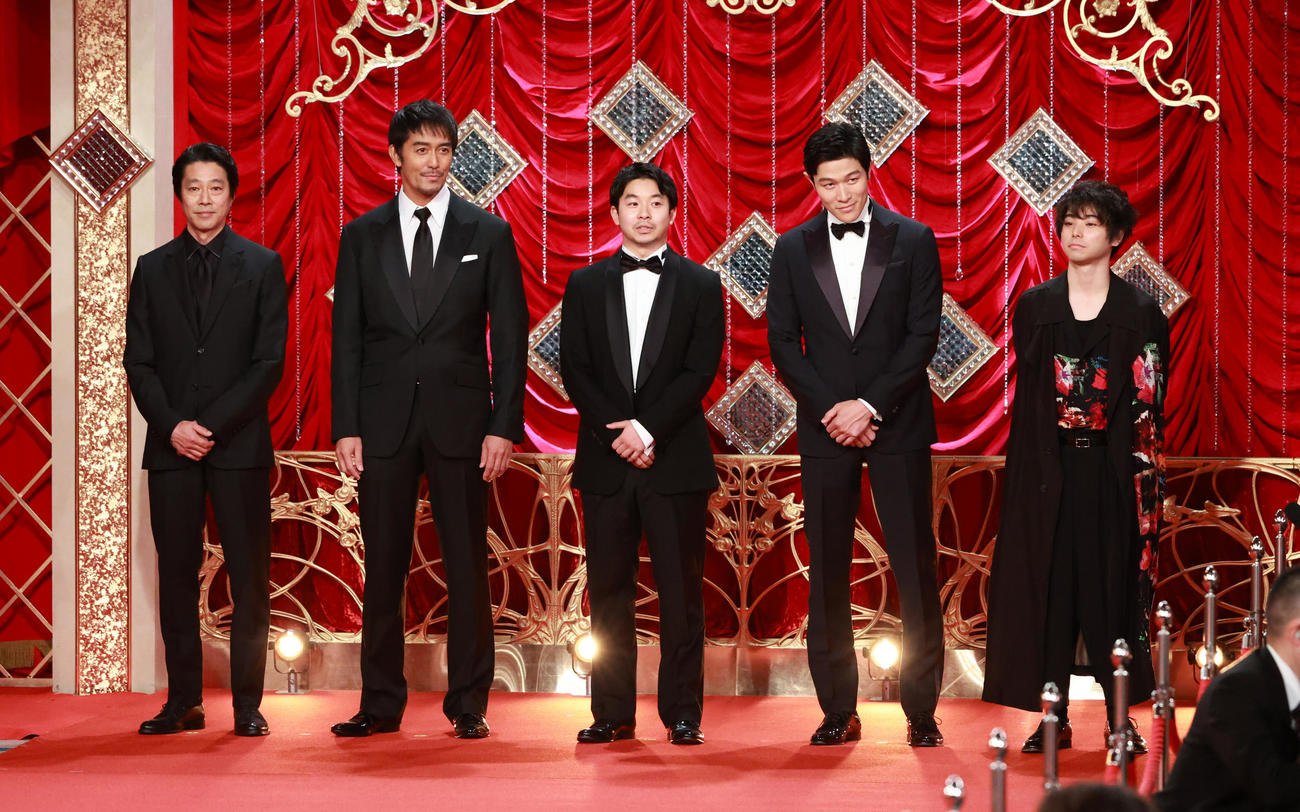 レッドカーペットを歩く優秀助演男優賞の、左から堤真一、阿部寛、仲野太賀、鈴木亮平、村上虹郎（代表撮影）