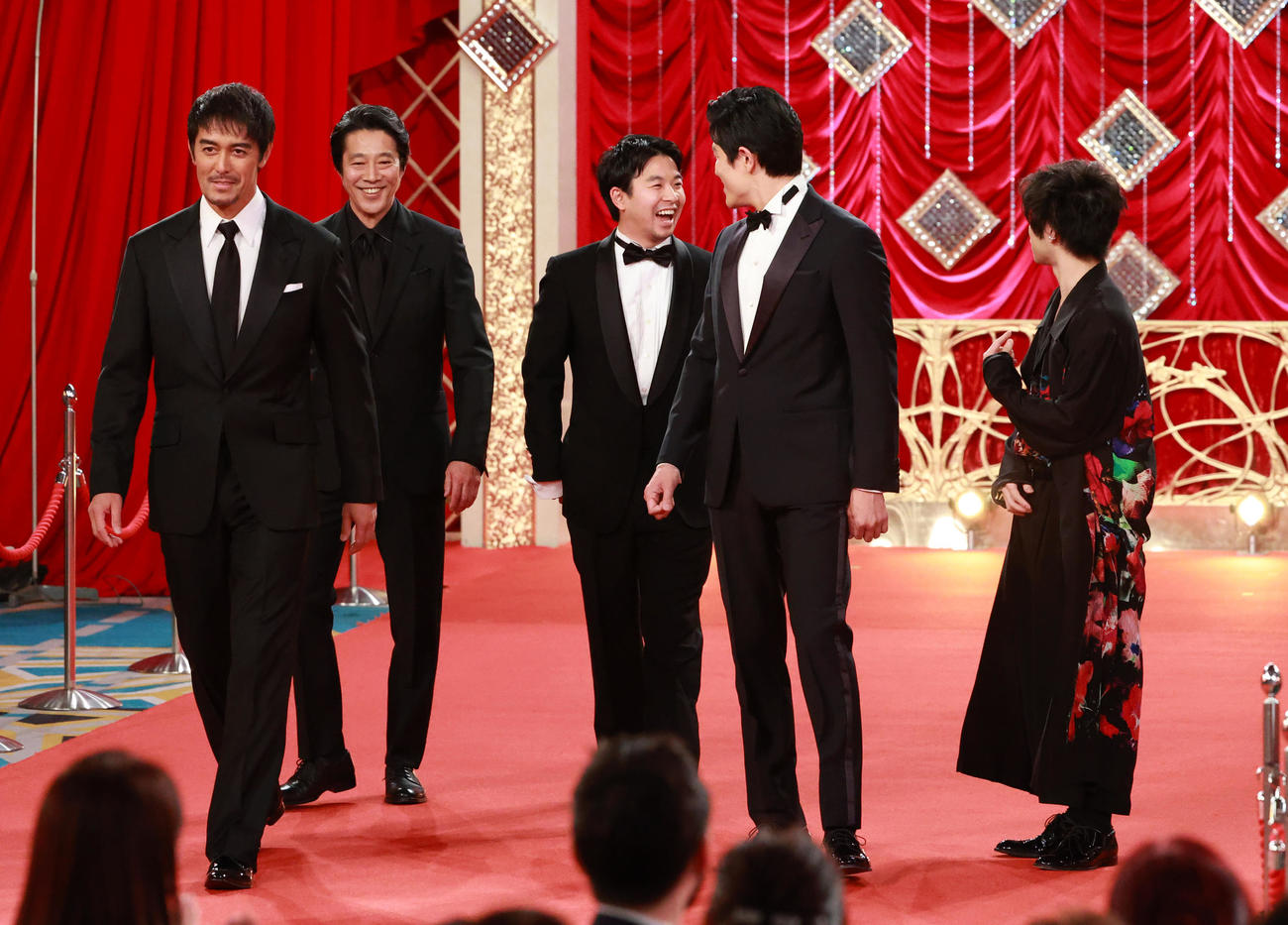 レッドカーペットを歩く優秀助演男優賞の、左から阿部寛、堤真一、仲野太賀、鈴木亮平、村上虹郎（代表撮影）