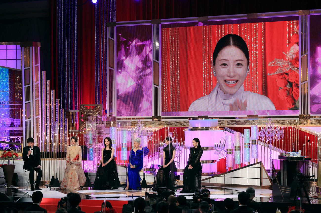 優秀助演女優賞を受賞した石原さとみは、妊娠中ということもあり壇上にあがらずインタビューを受ける（代表撮影）