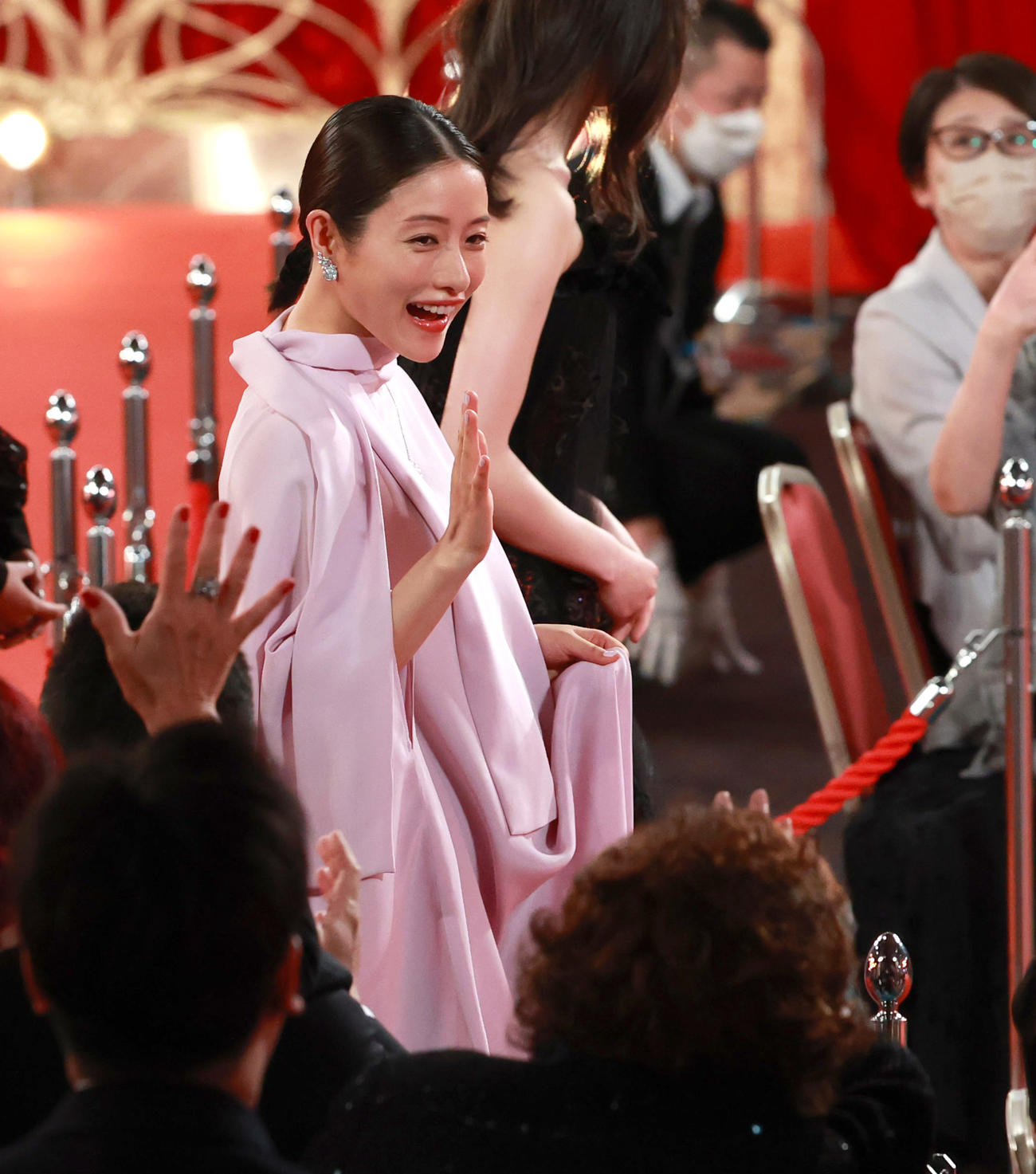 レッドカーペットを歩き笑顔で手を振る優秀助演女優賞の石原さとみ（代表撮影）