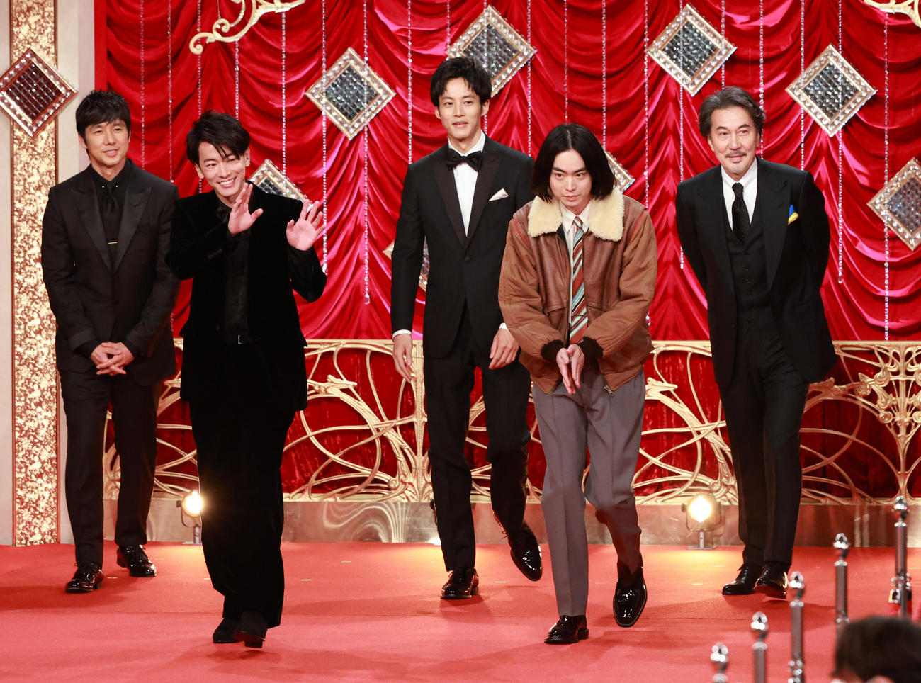 レッドカーペットを歩く優秀主演男優賞の、左から西島秀俊、佐藤健、松坂桃李、菅田将暉、役所広司（代表撮影）