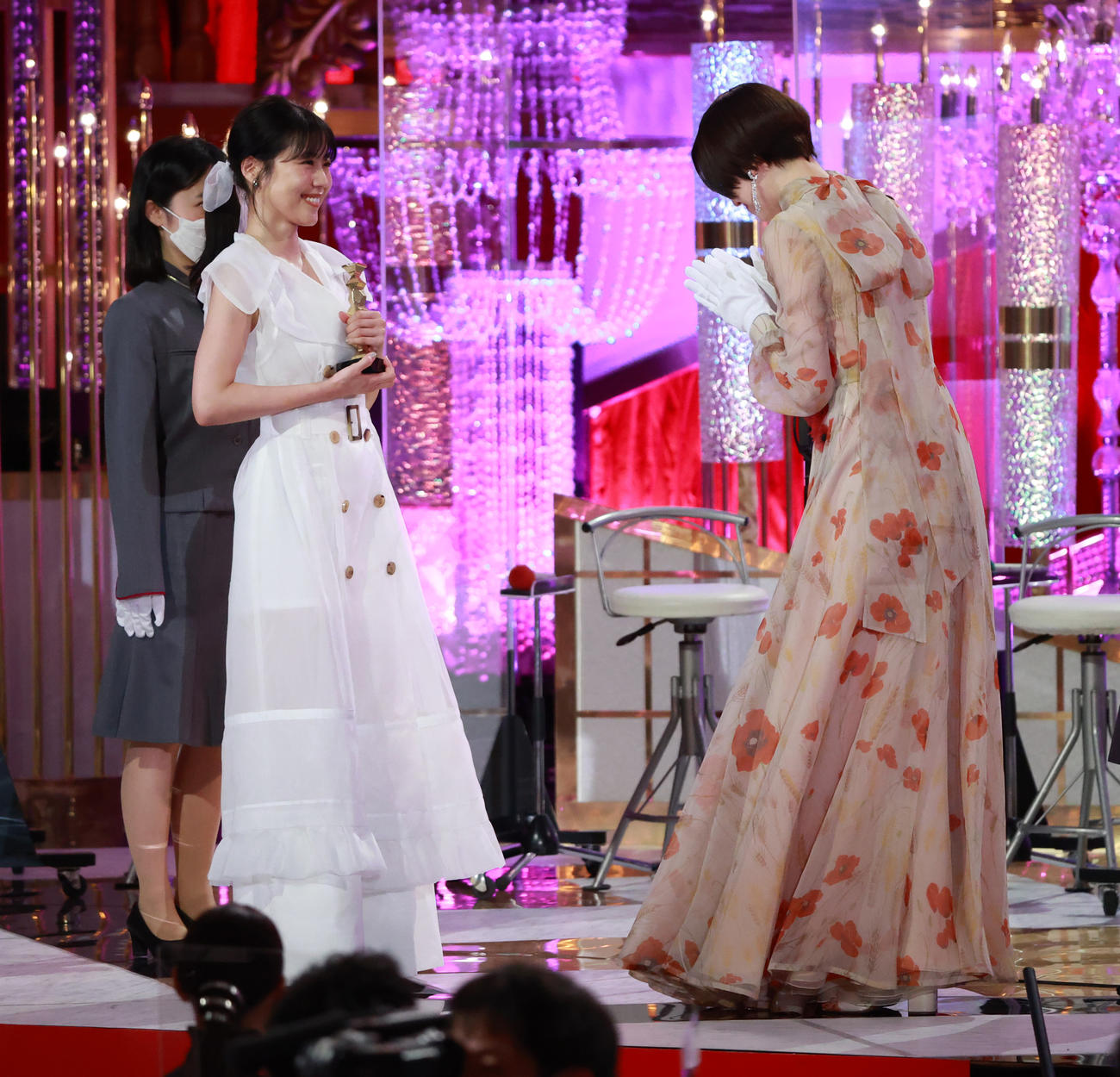 最優秀主演女優賞を受賞した有村架純（左）は、プレゼンターの長澤まさみからトロフィーを受け取り笑顔を見せる（代表撮影）