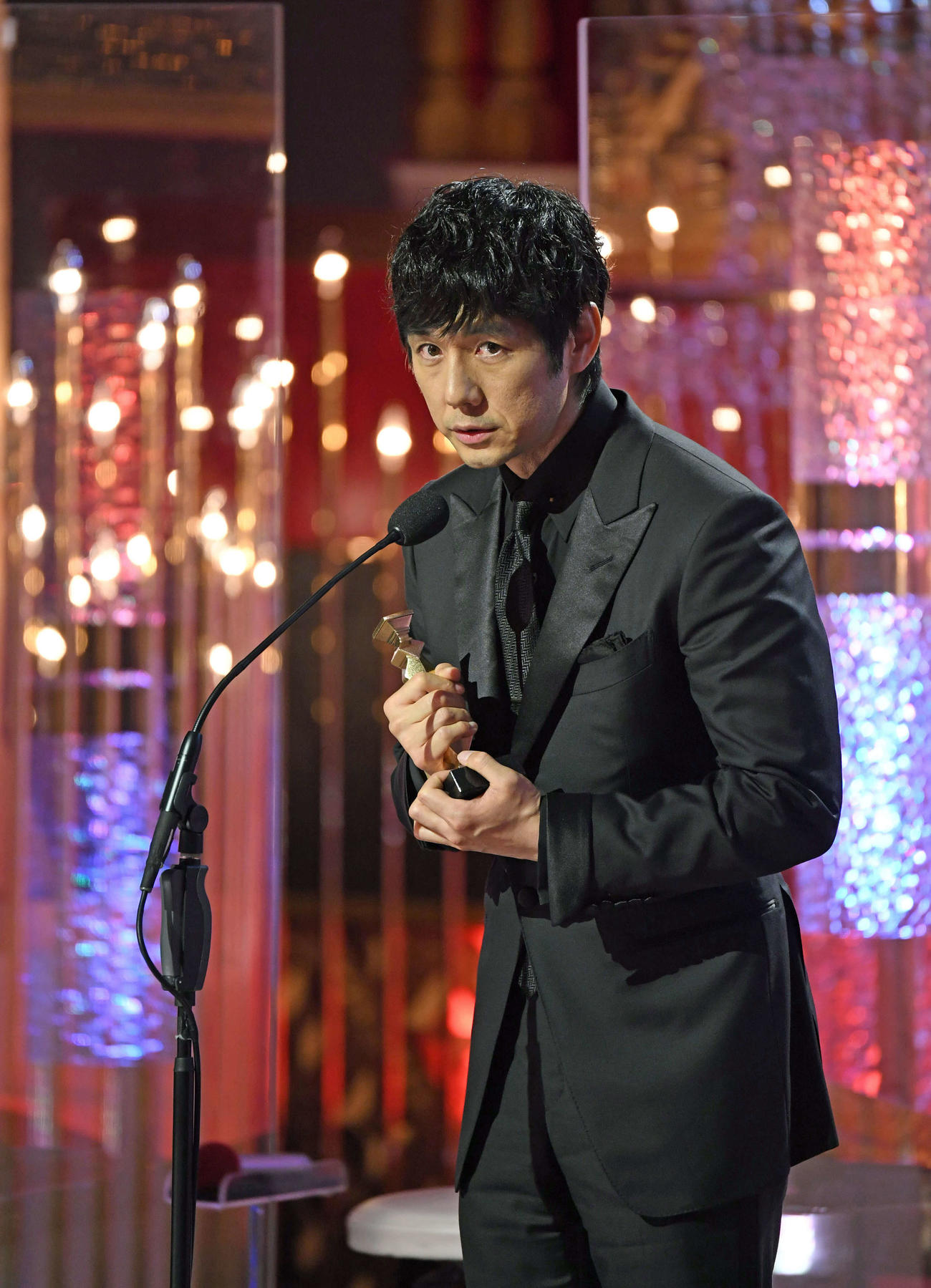 最優秀主演男優賞を受賞しあいさつする西島秀俊（代表撮影）