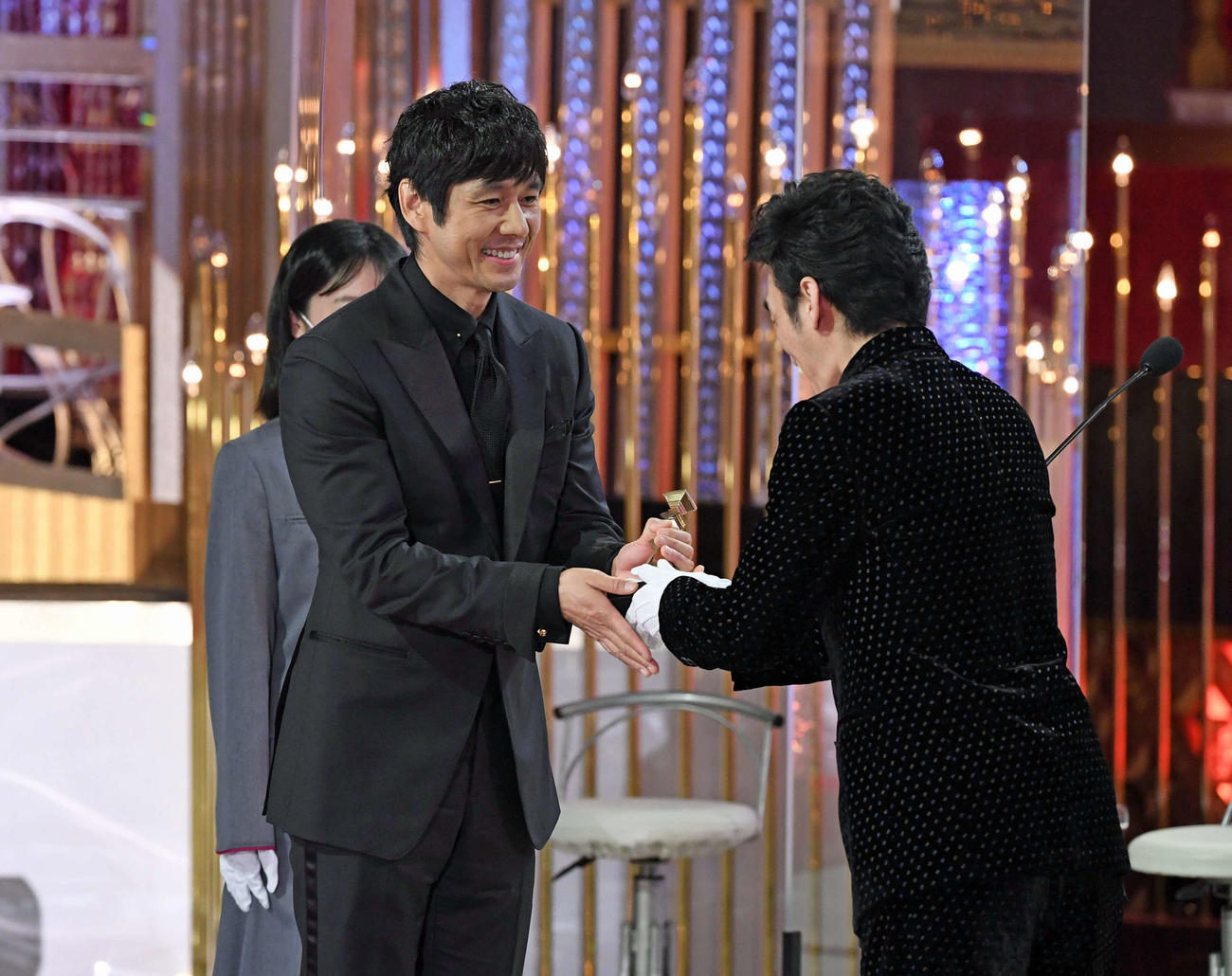 最優秀主演男優賞を受賞した西島秀俊（左）。右はプレゼンターの草なぎ剛（代表撮影）