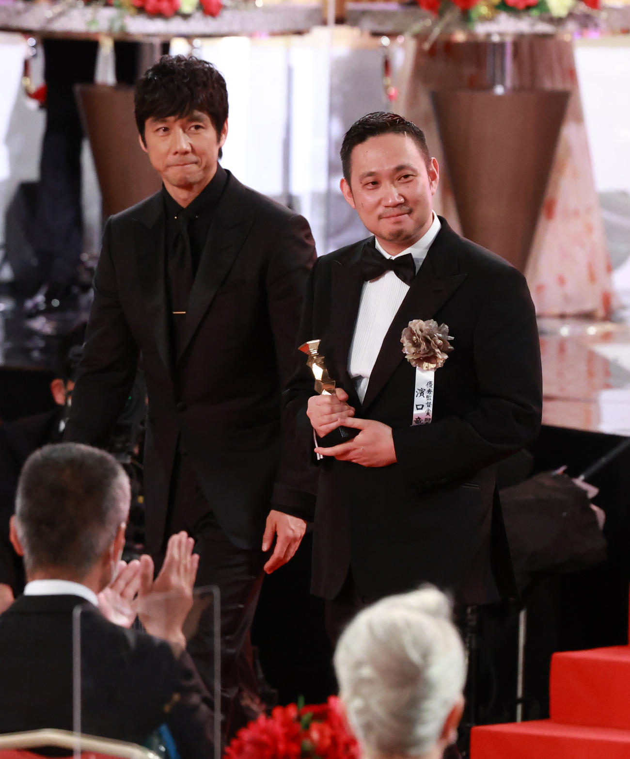 最優秀作品賞を受賞した「ドライブ・マイ・カー」の濱口竜介監督（手前）と主演の西島秀俊（代表撮影）