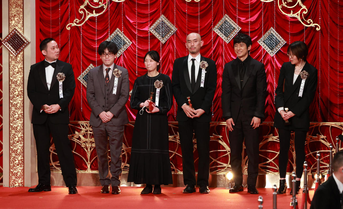 最優秀作品賞を受賞した「ドライブ・マイ・カー」の関係者ら。左端は濱口竜介監督、右から2人目は西島秀俊（代表撮影）