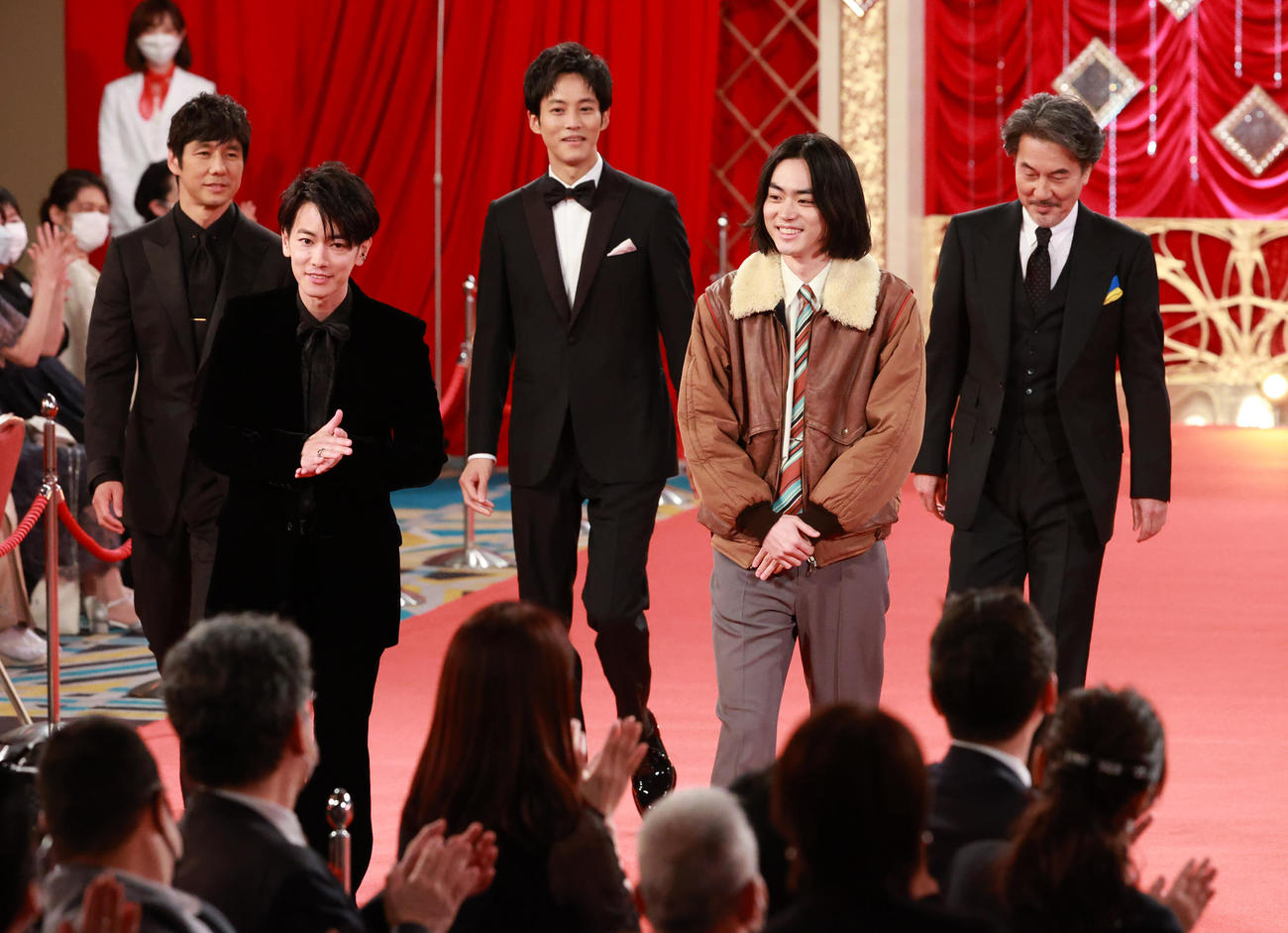 レッドカーペットを歩く、左から西島秀俊、佐藤健、松坂桃李、菅田将暉、役所広司（代表撮影）