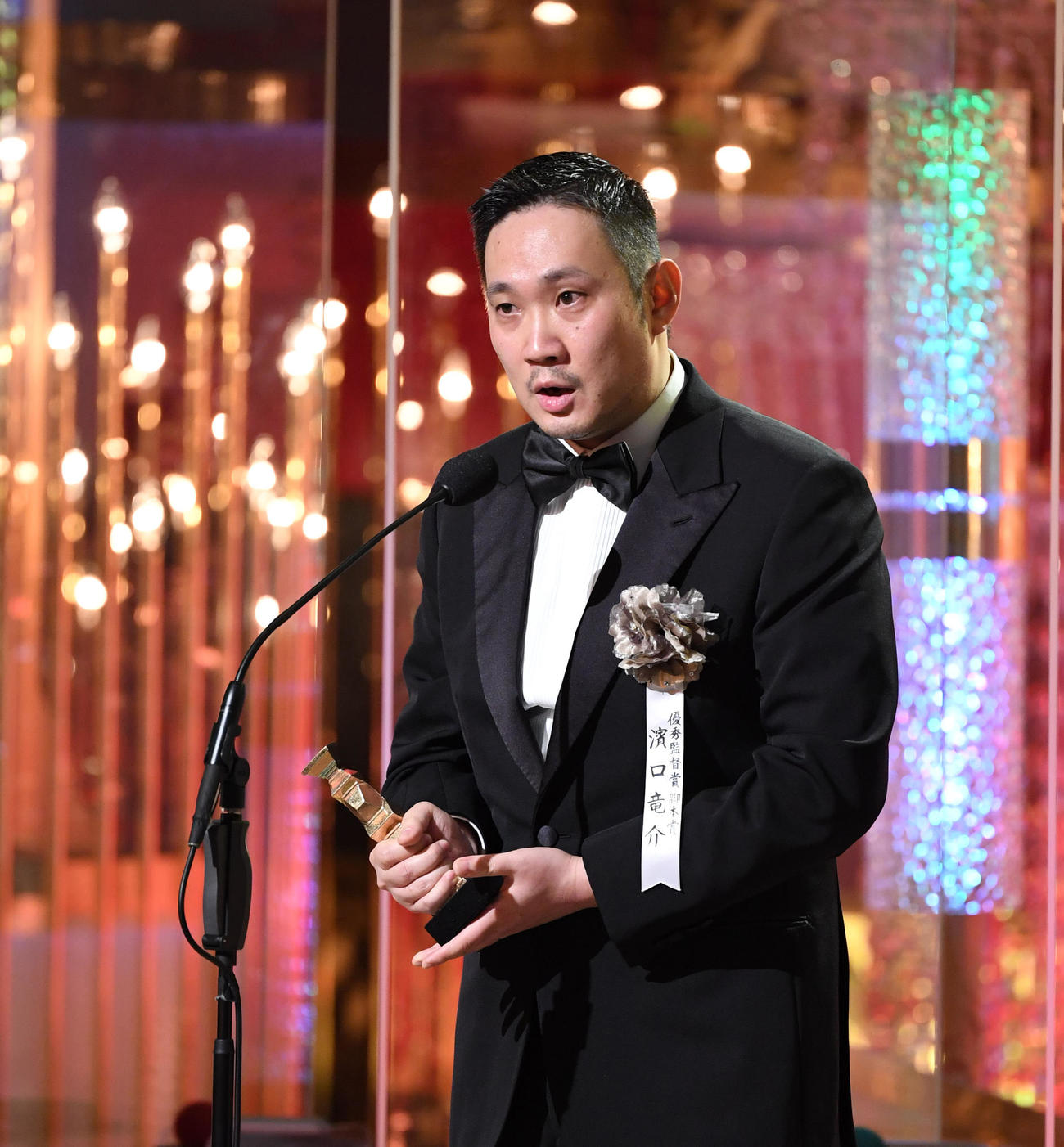 最優秀監督賞を受賞しあいさつする濱口竜介監督（代表撮影）