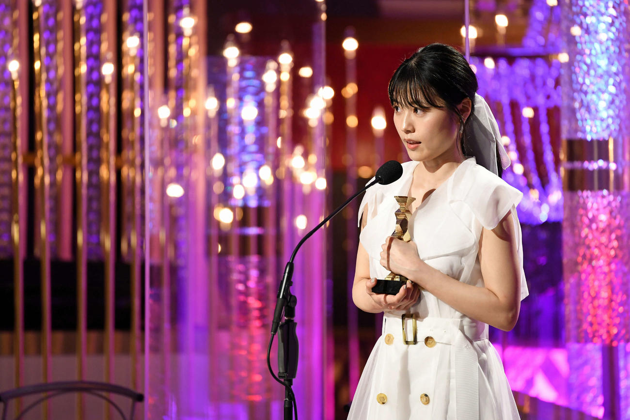 最優秀主演女優賞を受賞しあいさつする有村架純（代表撮影）