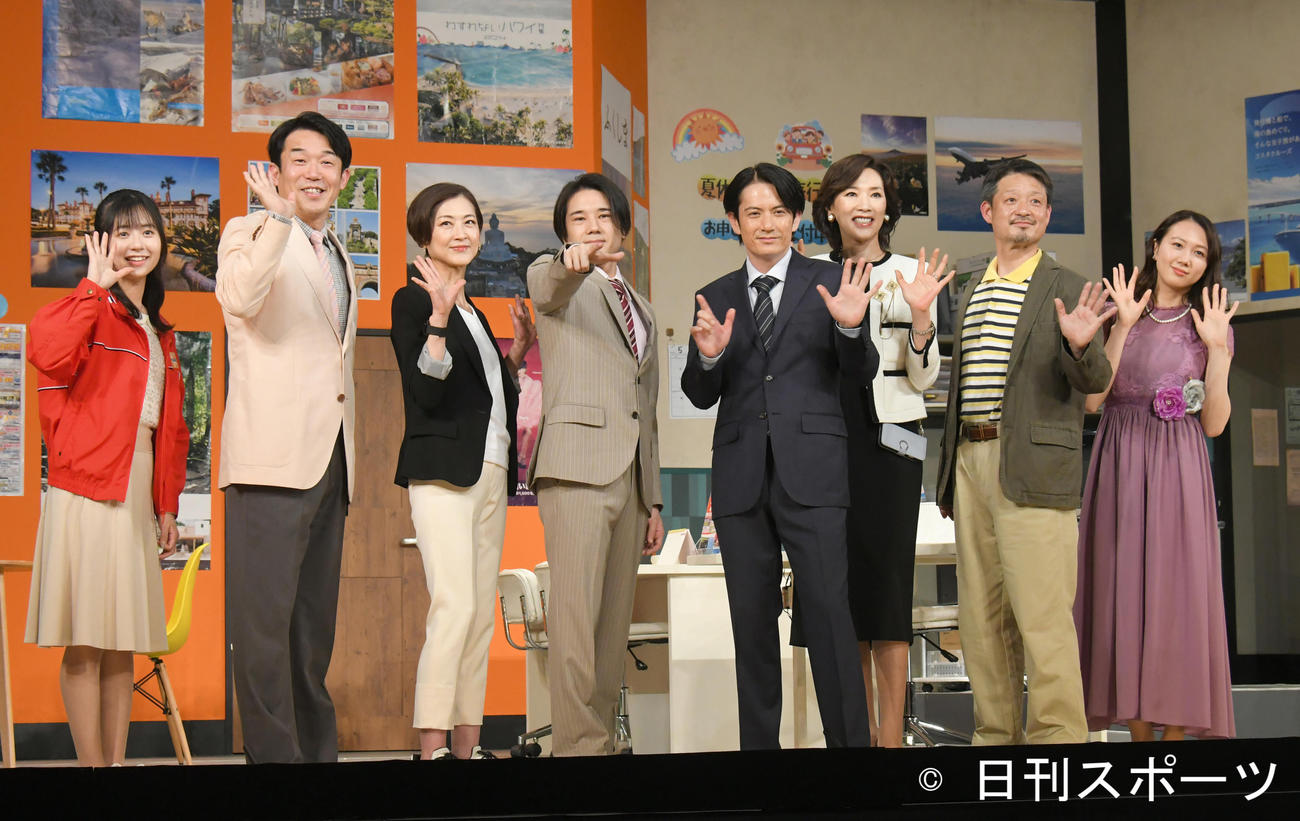 演劇「行先不明」の初日前会見で、記念撮影するキャスト左から伊藤萠々香、ヒデ、馬渕江里何、五関晃一、佐藤アツヒロ、真琴つばさ、福田転球、永島聖羅（撮影・酒井清司）
