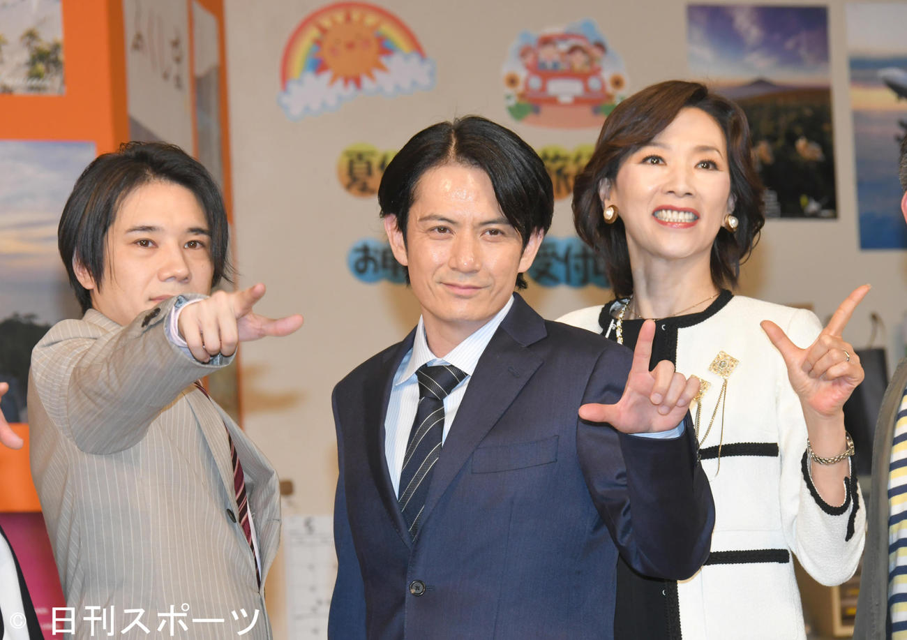 演劇「行先不明」の初日前会見で記念撮影する、左から五関晃一、佐藤アツヒロ、真琴つばさ（撮影・酒井清司）