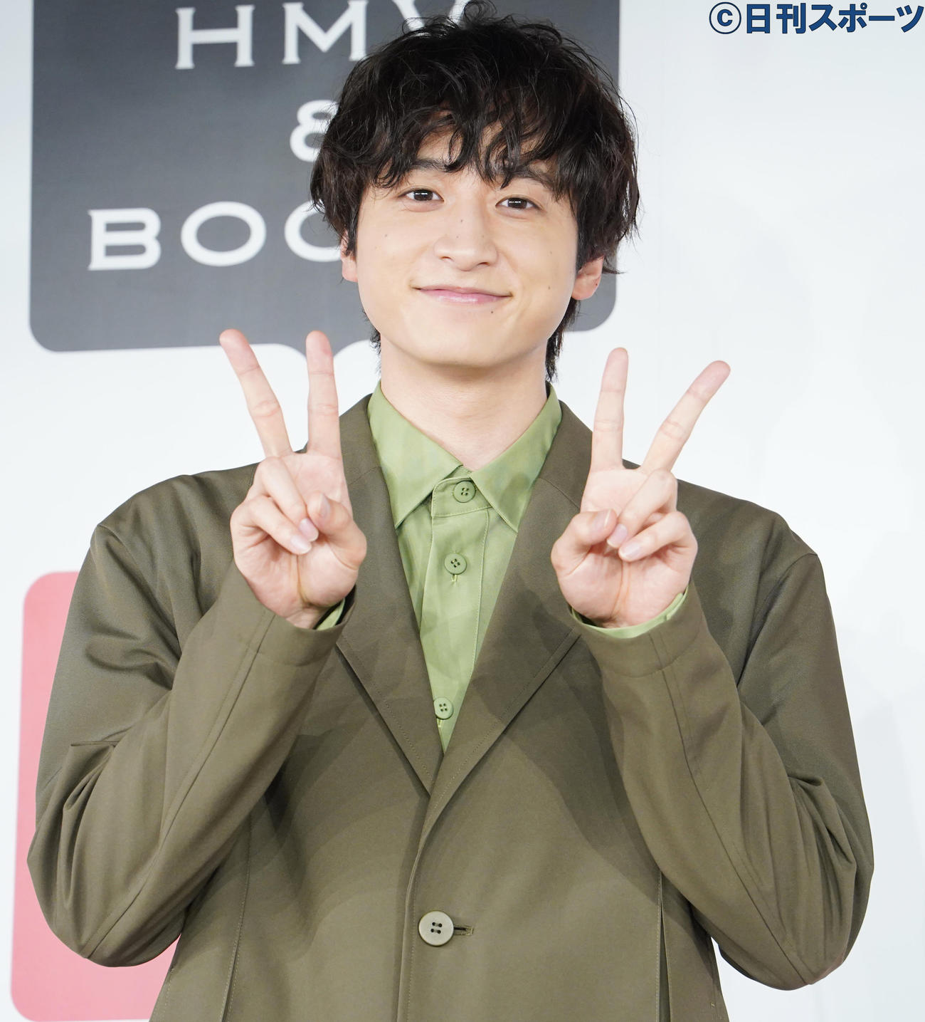 カレンダーの発売会見を行った小関裕太（撮影・佐藤勝亮）