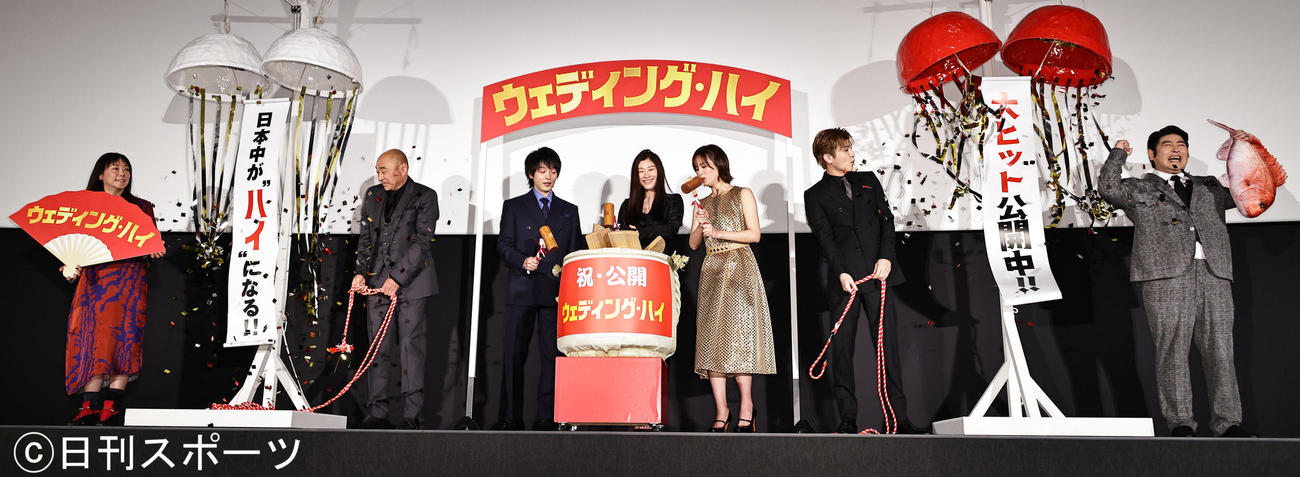 映画「ウェディング・ハイ」初日舞台あいさつを行った、左から大久朋子監督、高橋克実、中村倫也、篠原涼子、関水渚、岩田剛典、皆川猿時（撮影・中島郁夫）