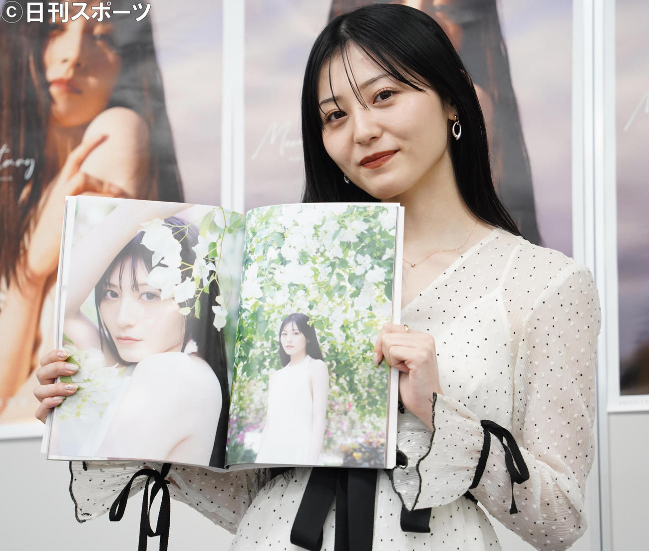 初の写真集「Momentary」の取材会を行った、吉井美優はお気に入りカットを見せる（撮影・佐藤勝亮）