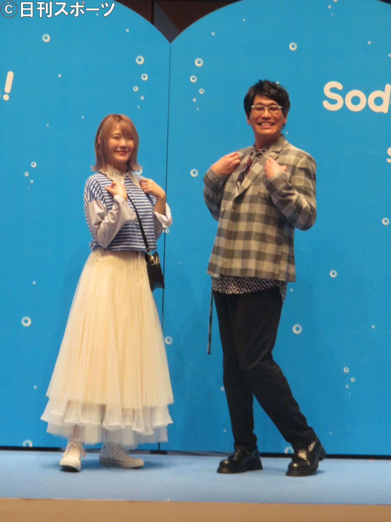 探求子育てまなびメディアサイト「Soda！Soada！」のオープン記念発表会に出席したハラミちゃん（左）と古坂大魔王