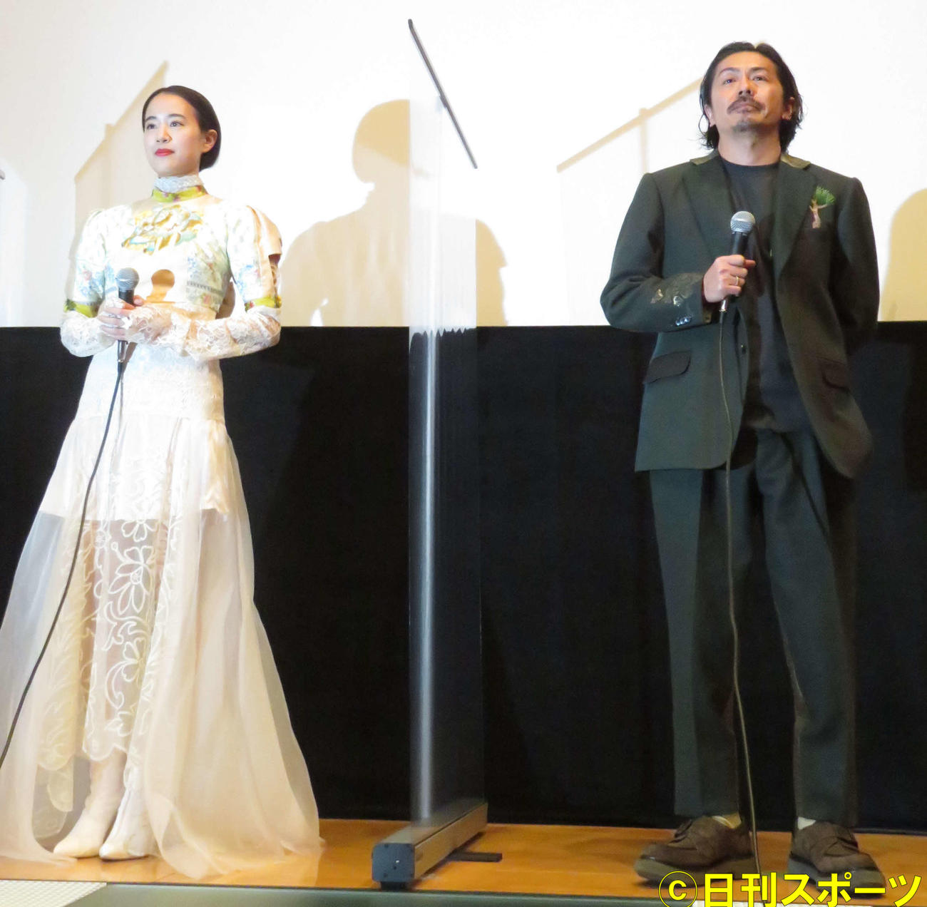 映画「DEATH DAYS」「生まれゆく日々」初日舞台あいさつに登壇した石橋静河（左）と森田剛（撮影・村上幸将）