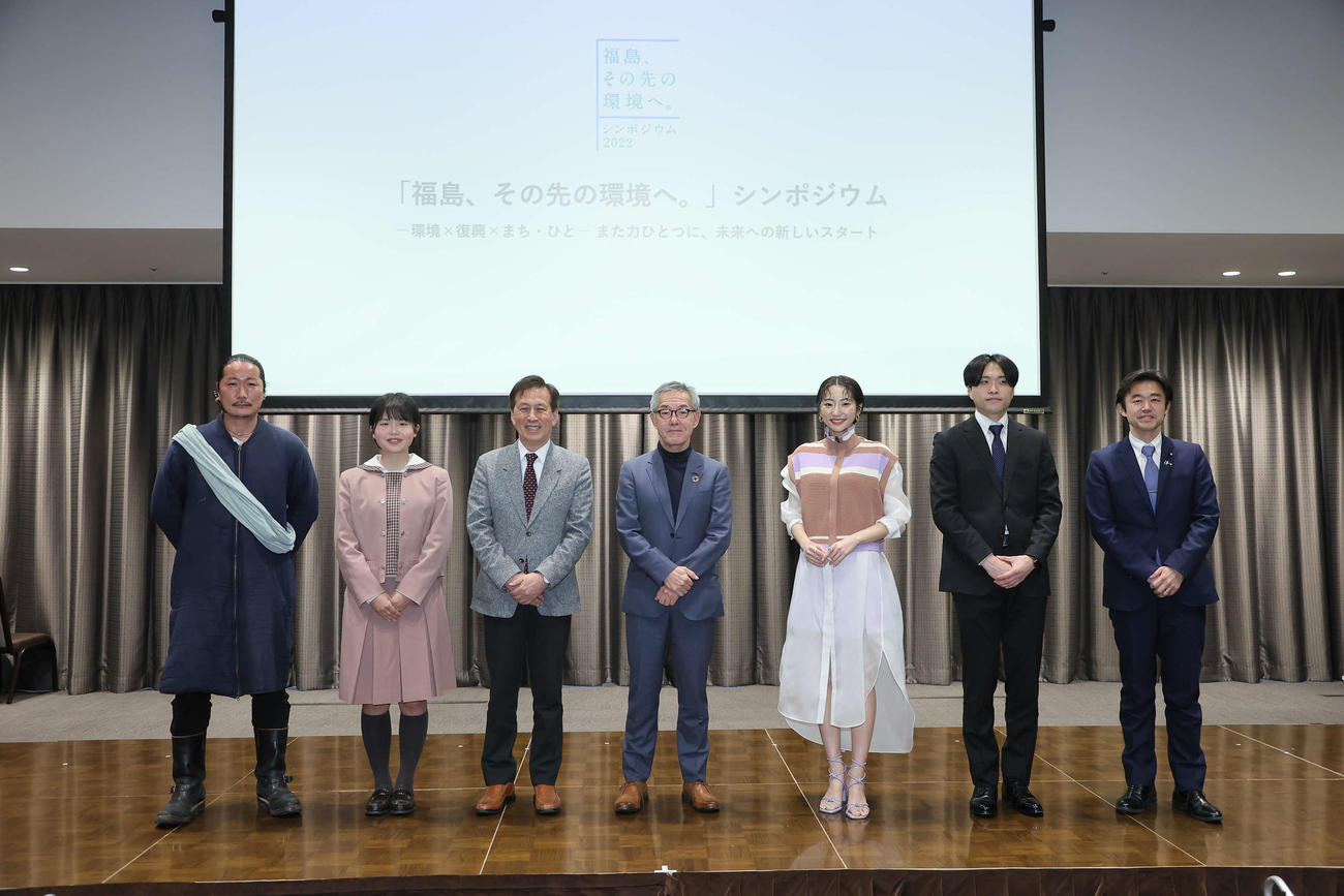 「福島、その先の環境へ。シンポジウム2022」に出席した、左からCANDLE JUNE氏、1人置いて村尾信尚氏、土井三浩日産自動車常務執行役員、武田玲奈、1人置いて穂坂泰環境大臣政務官