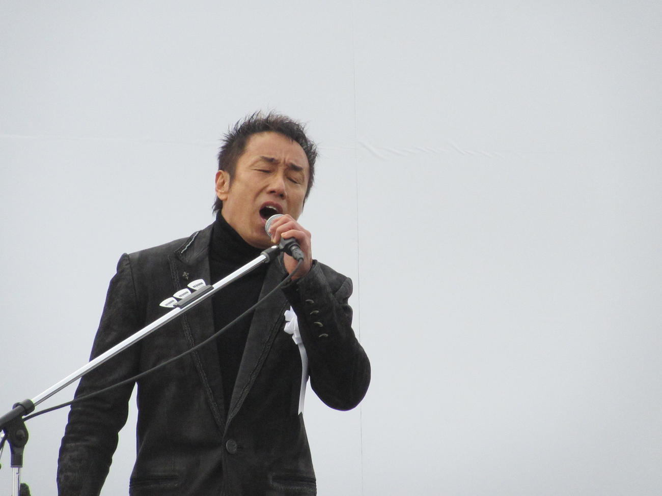 追悼式で「ひとつ」を熱唱する長渕剛