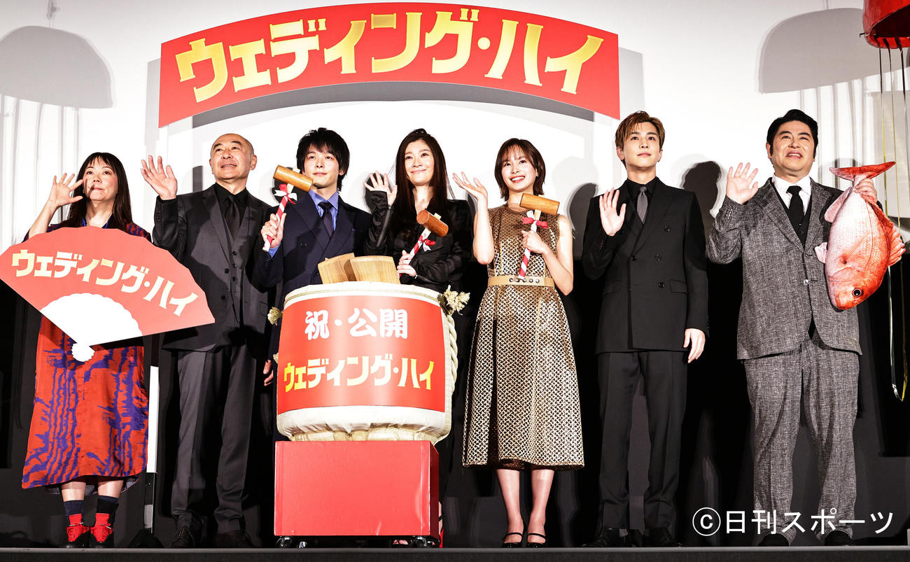 映画「ウェディング・ハイ」初日舞台あいさつを行った、左から大久朋子監督、高橋克実、中村倫也、篠原涼子、関水渚、岩田剛典、皆川猿時（撮影・中島郁夫）