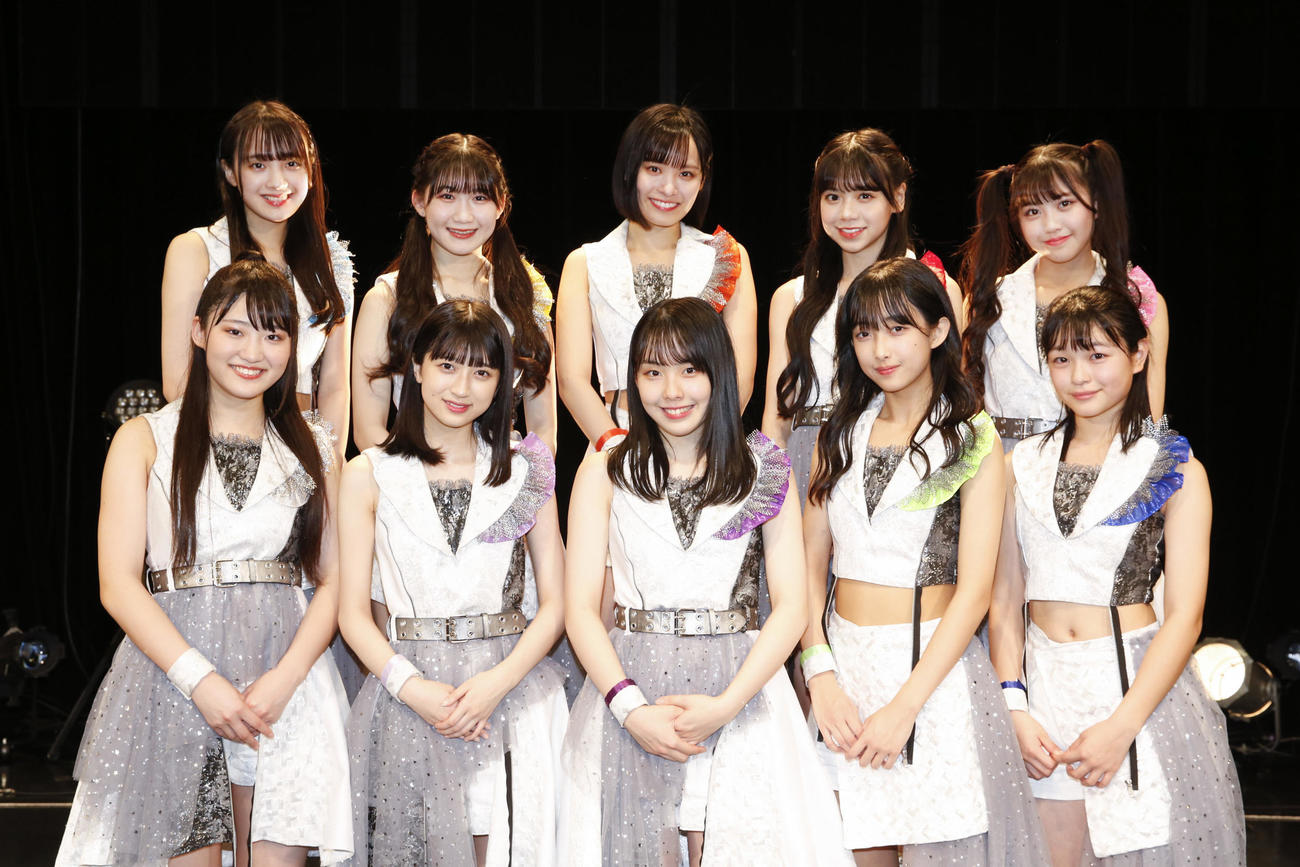 「Hello！　Project　研修生発表会　2022 3月　BREATH～息吹～」の中で、7月13日にCDデビューすることを発表した昨年12月に誕生したハロー！プロジェクトの新アイドルグループ、OCHA NORMA。前列左から中山夏月姫、田代すみれ、西崎美空、北原もも、筒井澪心。後列左から斉藤円香、広本瑠璃、石栗奏美、米村姫良々、窪田七海