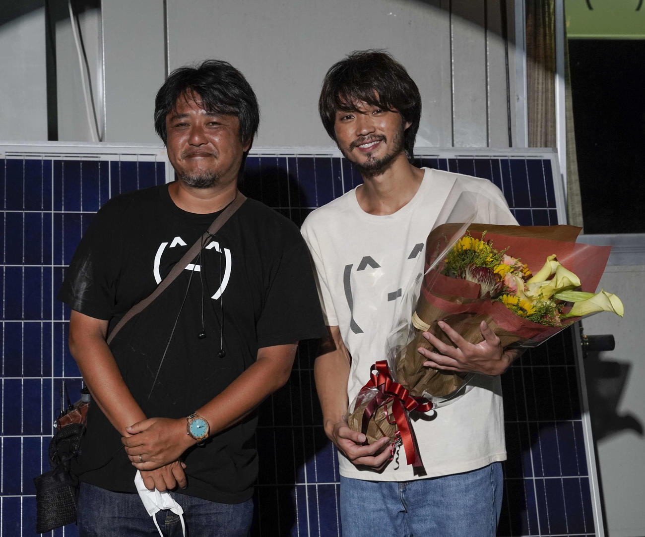 映画「ビリーバーズ」の城定秀夫監督（左）と、主演の磯村勇斗撮了の様子（C）山本直樹・小学館／「ビリーバーズ」製作委員会