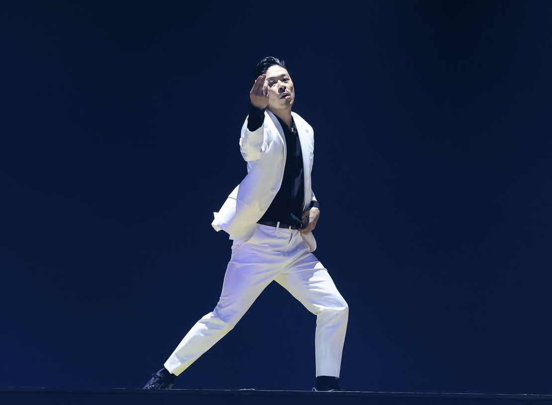2日目公演でパフォーマンスするEXILE松本利夫