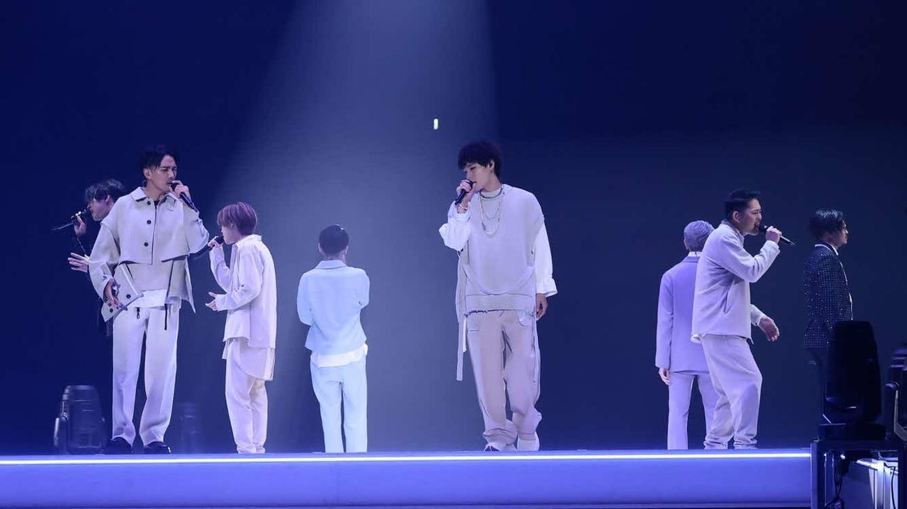 2日目公演でDEEP SQUADと歌う数原龍友（右端）と片寄涼太（左端）