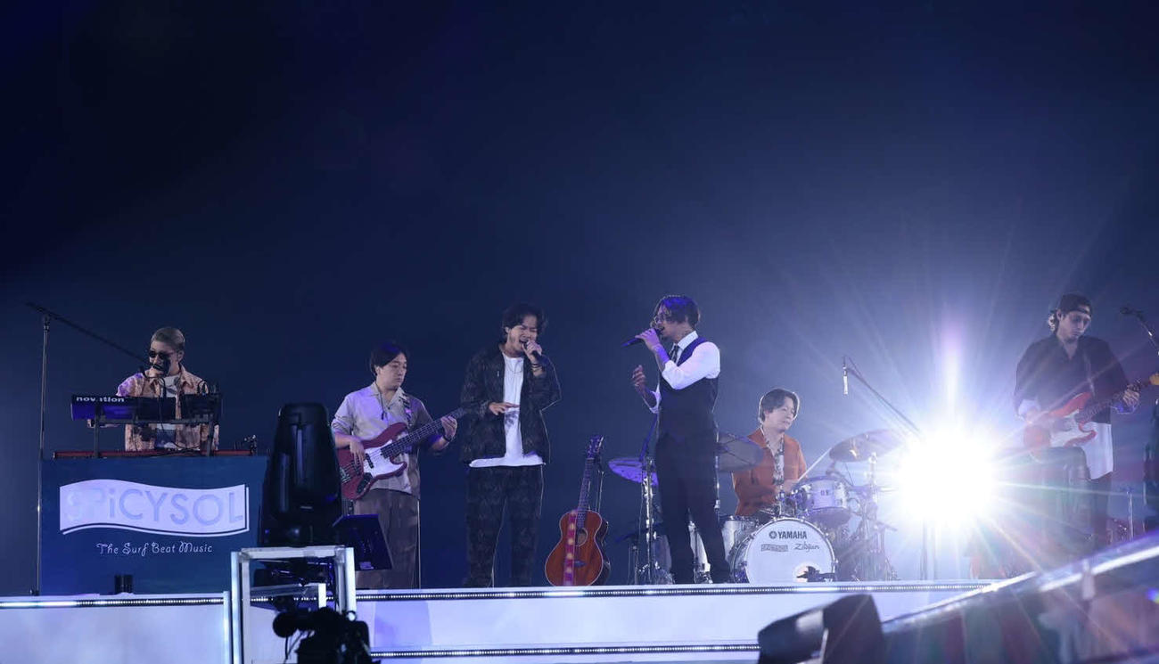 初日公演でSPiCYSOLと歌う数原龍友（右から3人目）