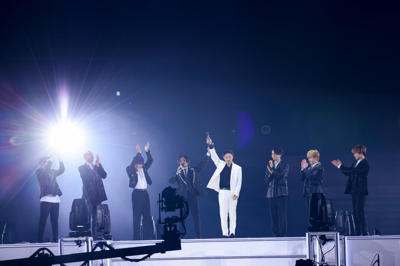 2日目公演にゲスト出演したEXILE松本利夫（中央）とGENERATIONS