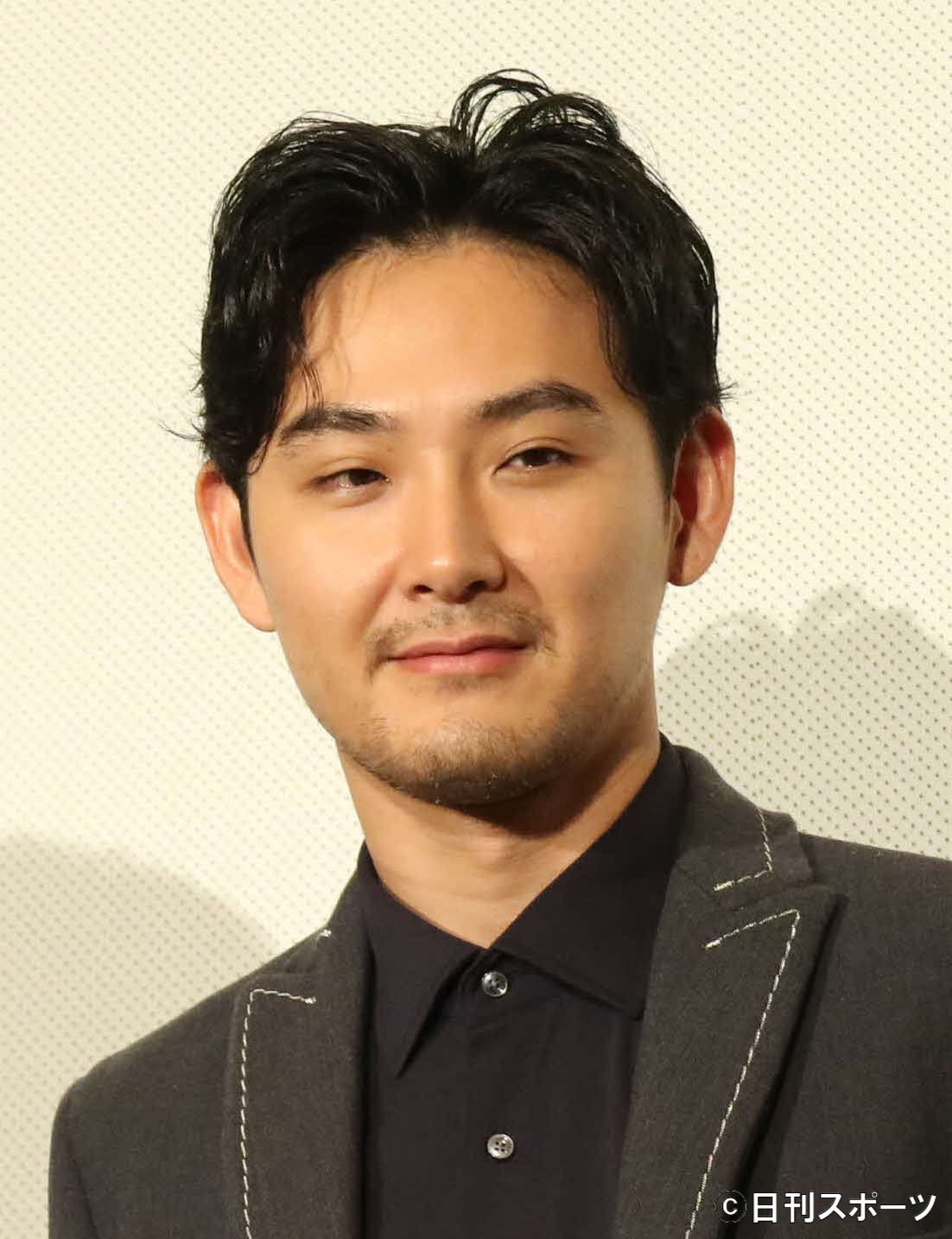 映画「泣き虫しょったんの奇跡」公開記念舞台あいさつ　松田龍平（右）は、日本将棋連盟常務の森下卓九段から初段免状を贈呈された＝2018年9月8日