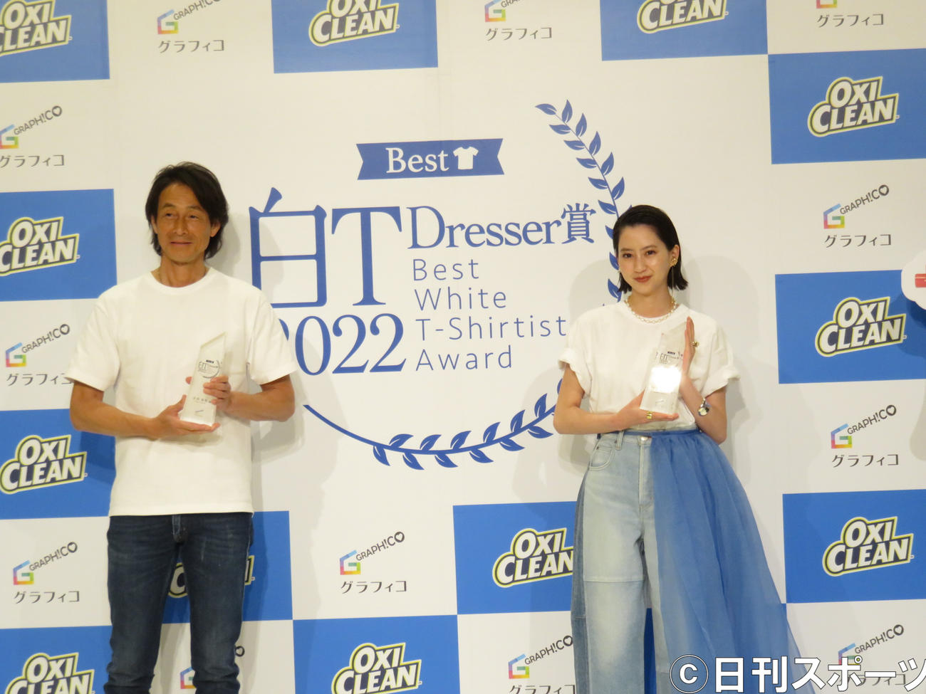 白T Dresser賞を受賞した吉田栄作（左）河北麻友子