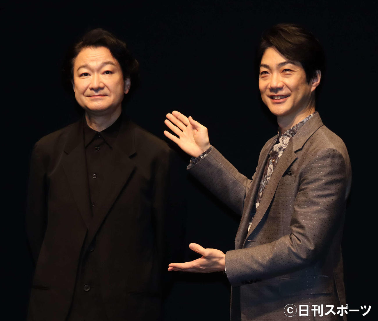 世田谷パブリックシアター次期芸術監督の白井晃氏（左）、3月で退任する野村萬斎氏