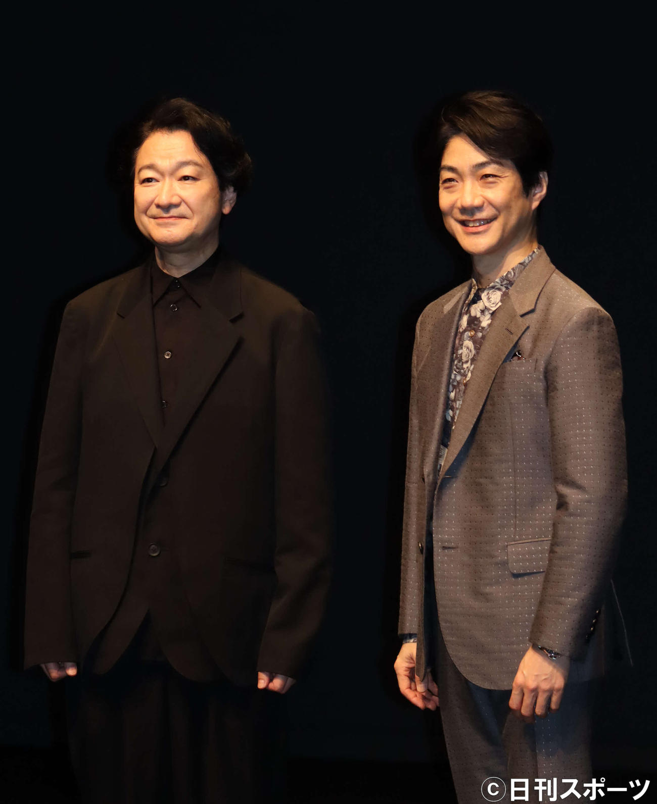世田谷パブリックシアター次期芸術監督の白井晃氏（左）、3月で退任する野村萬斎氏