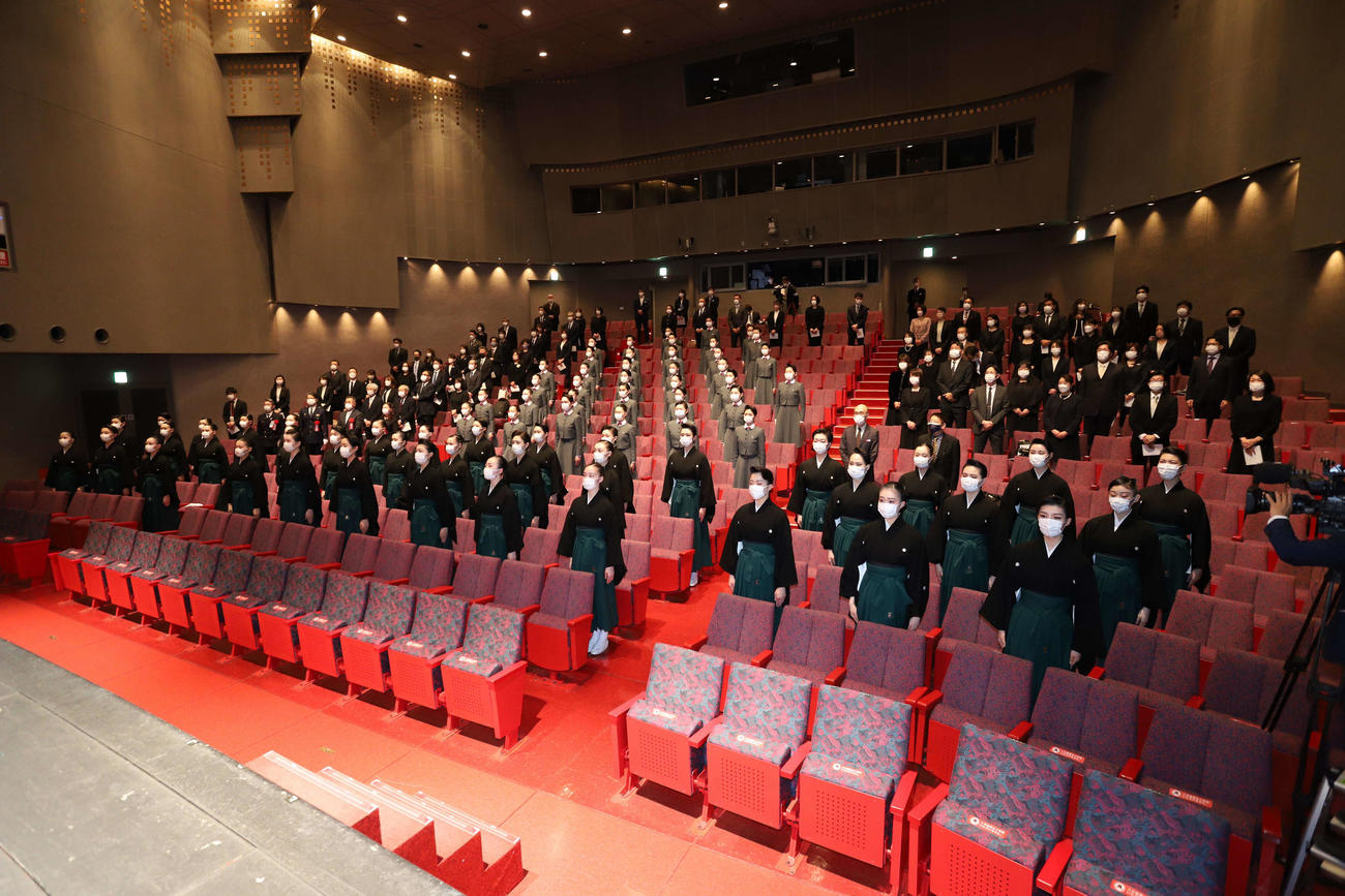 宝塚バウホールを使って行われた卒業式に臨んだ宝塚音楽学校108期生