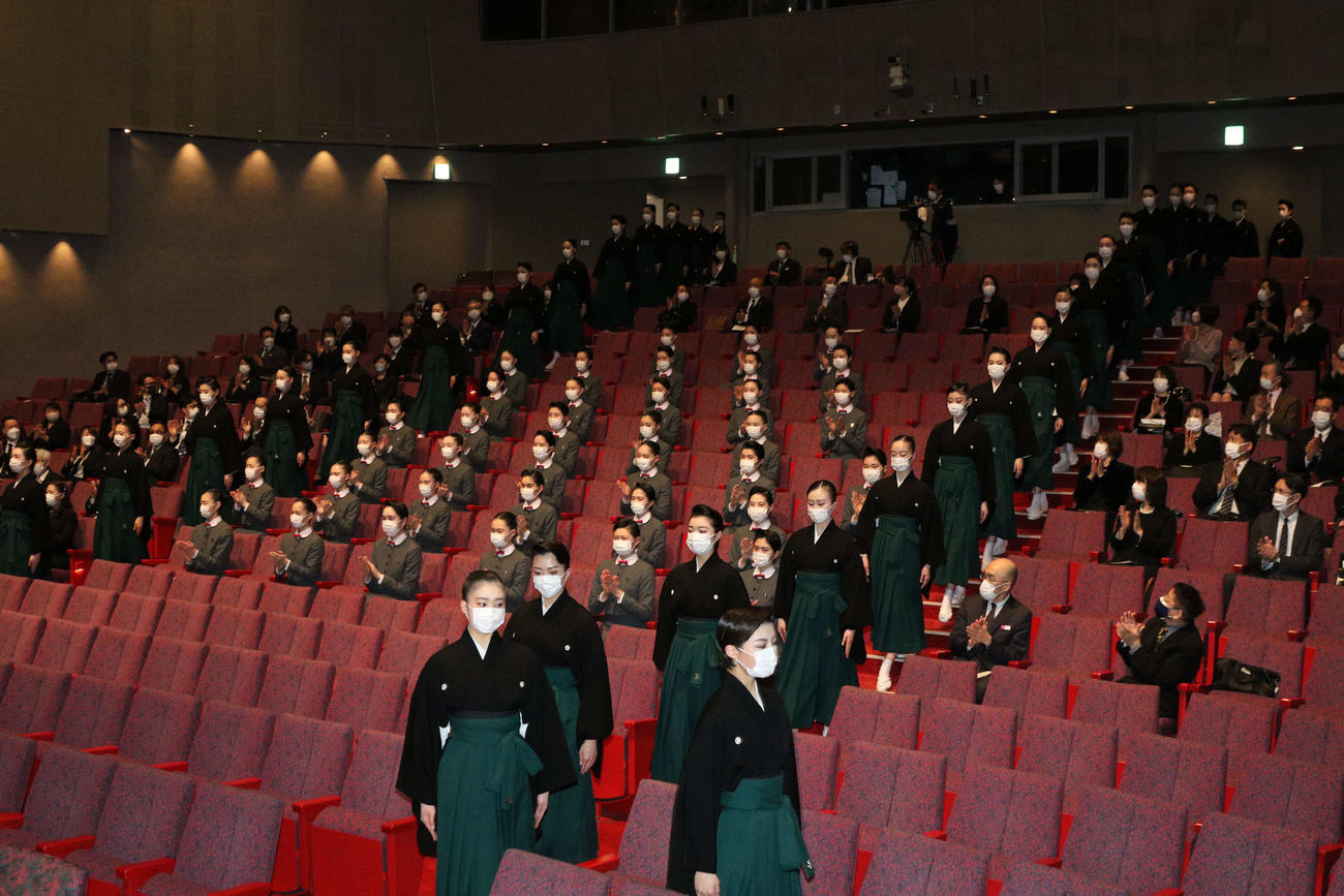 宝塚バウホールで初めての卒業式に臨んだ宝塚音楽学校108期生ら