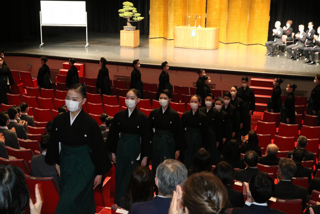宝塚バウホールを利用して行われた宝塚音楽学校108期卒業式