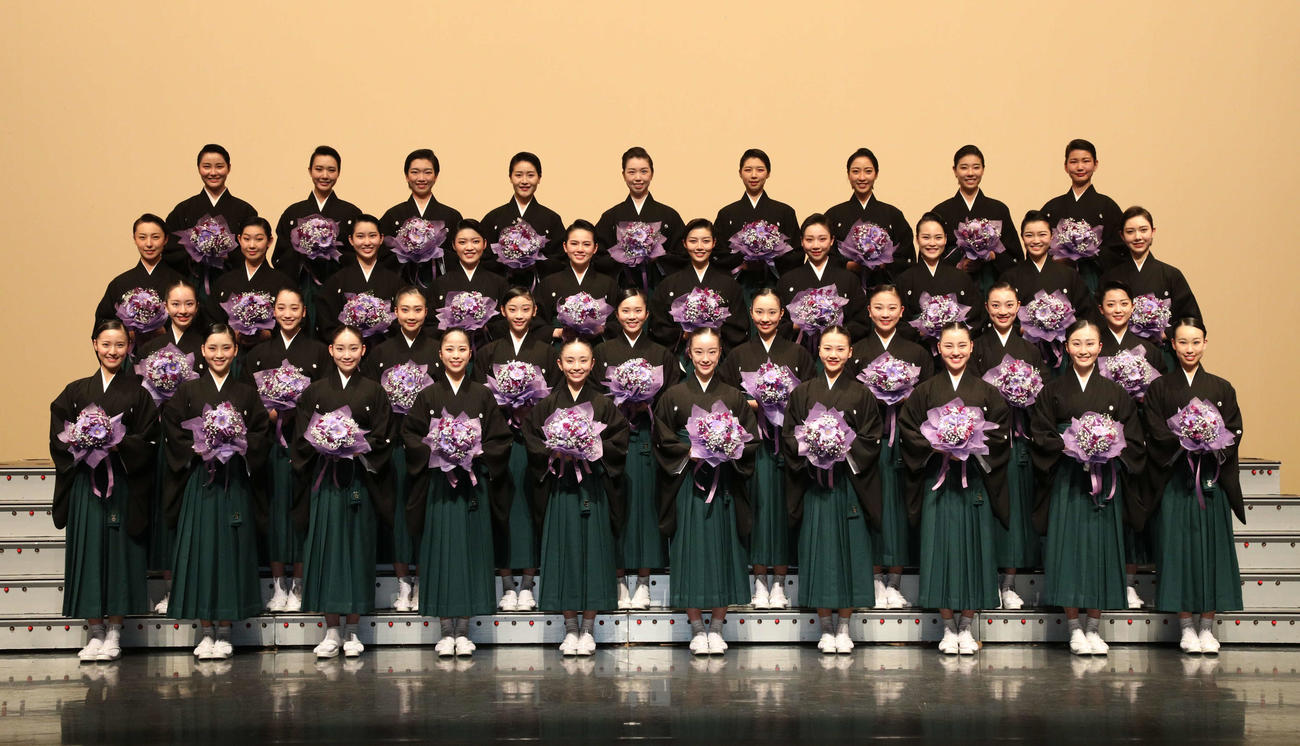 初めて宝塚バウホールで卒業式を行った宝塚音楽学校108期生