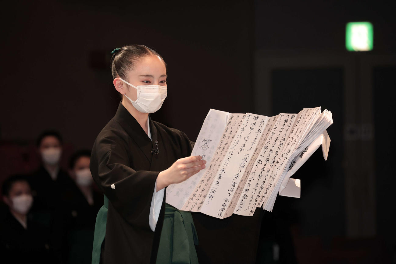 卒業生総代として答辞をよむ岩永佳那子さん