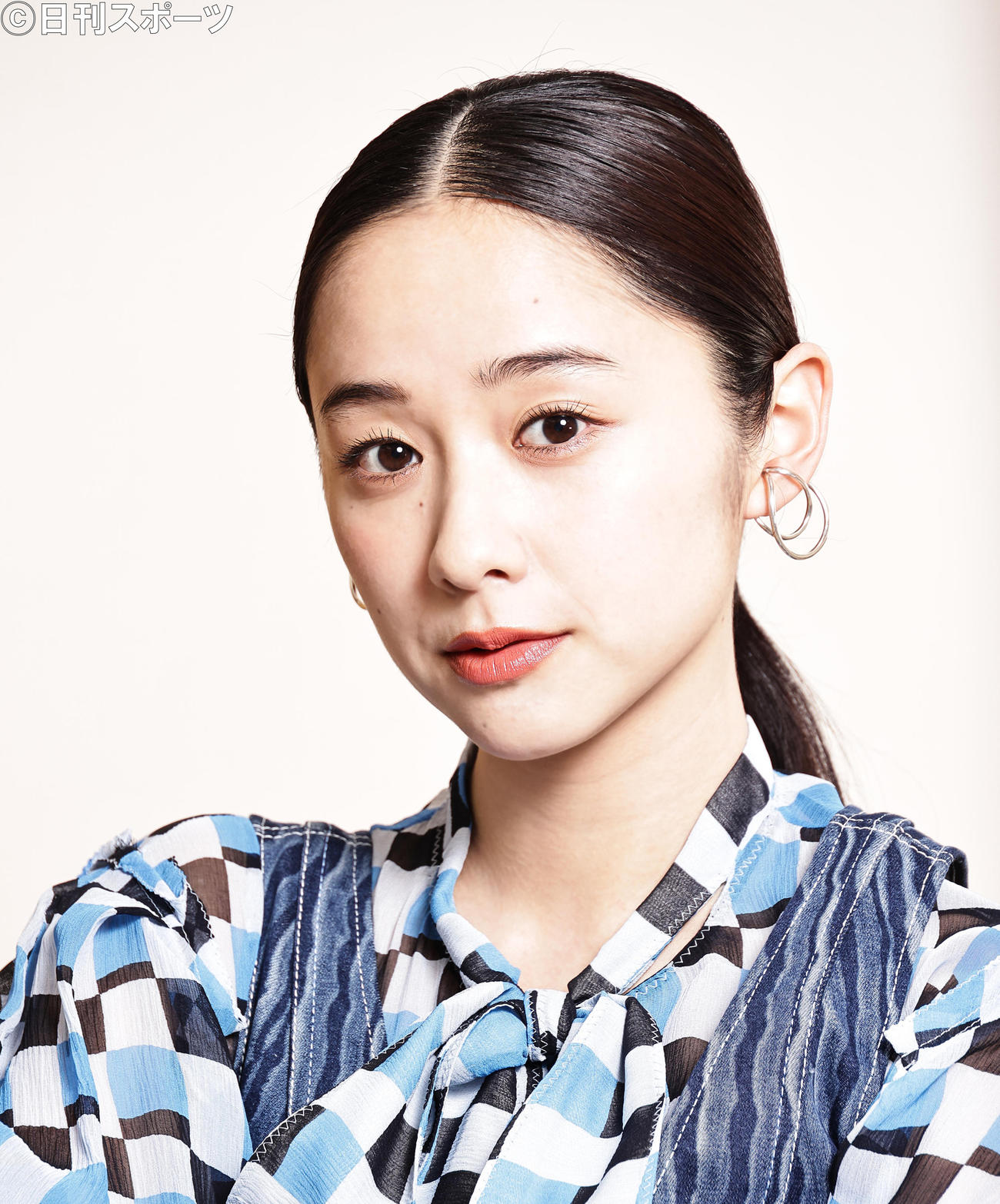 声優に挑戦した堀田真由は、透き通る美しさでレンズを見つめた（撮影・中島郁夫）