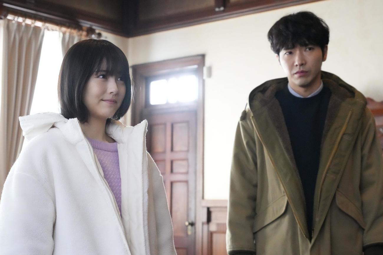 雪村白夜（浜辺美波＝左）を連れて狩岡将貴（柄本佑）は勝負に出た（C）カンテレ

