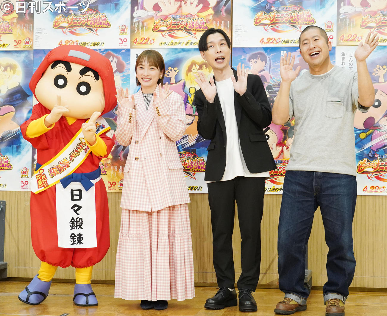 アニメ映画「クレヨンしんちゃん　もののけニンジャ珍風伝」の公開アフレコイベントに出席した、左から野原しんのすけ、川栄李奈、お笑いコンビ、ハライチ岩井勇気、澤部佑（撮影・佐藤成）
