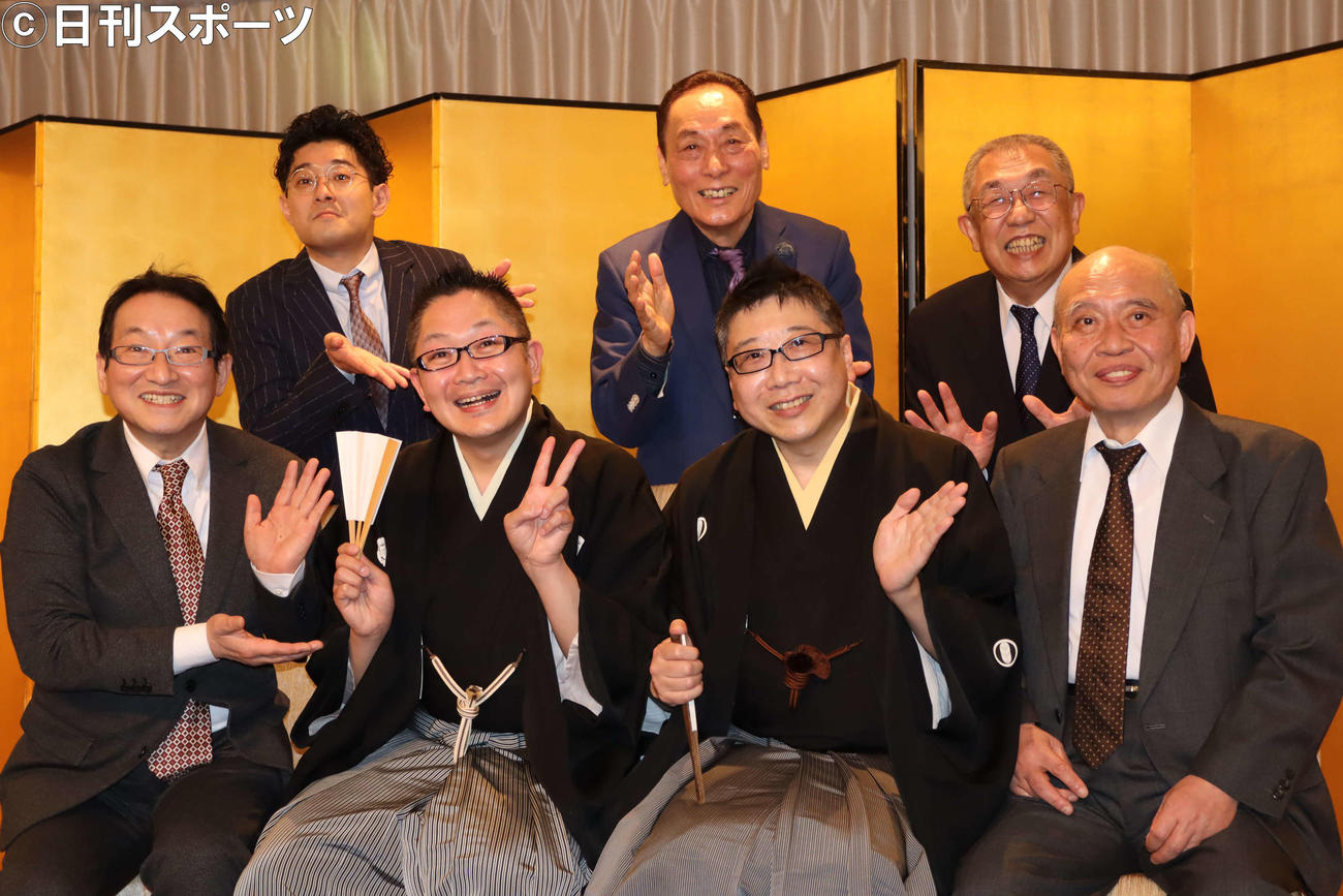 落語芸術協会の新真打ち昇進披露会見に出席した、前列左から春風亭昇太、春風亭昇也、柳若あらため春風亭柳雀、滝川鯉昇、後列左から柳亭小痴楽、桂米助、春風亭柳橋
