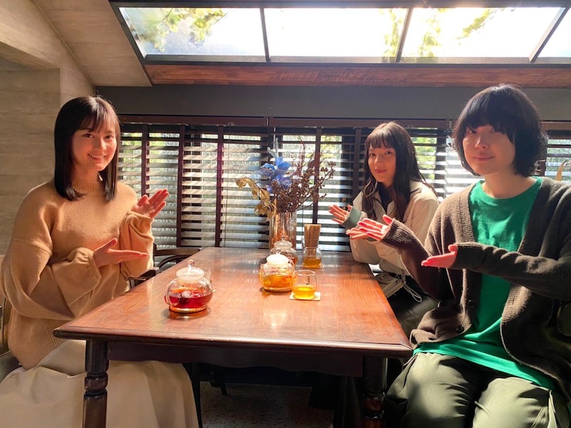 「ゴシップ　#彼女が知りたい本当の○○」のオフィシャルブログで公開された黒木華、石井杏奈、生田絵梨花の3ショット