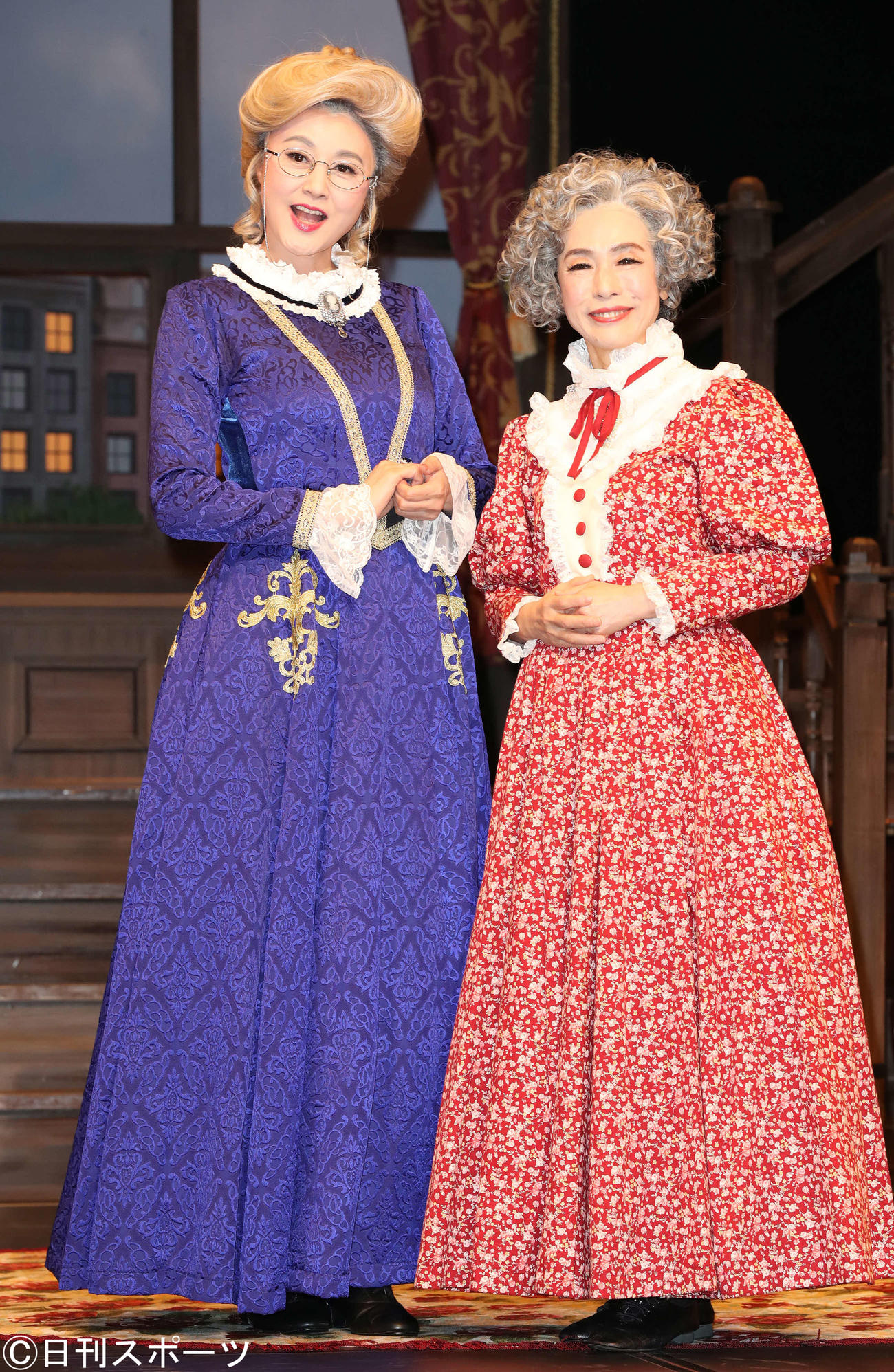 「毒薬と老嬢」の初日前会見で写真に納まる藤原紀香（左）と久本雅美（撮影・丹羽敏通）