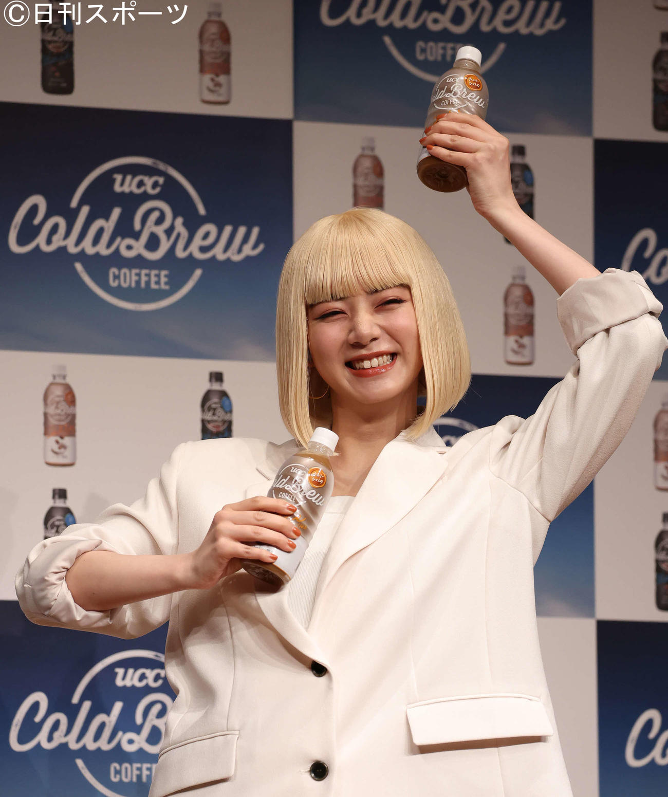 “香るどダンス”を披露する池田エライザ（撮影・丹羽敏通）
