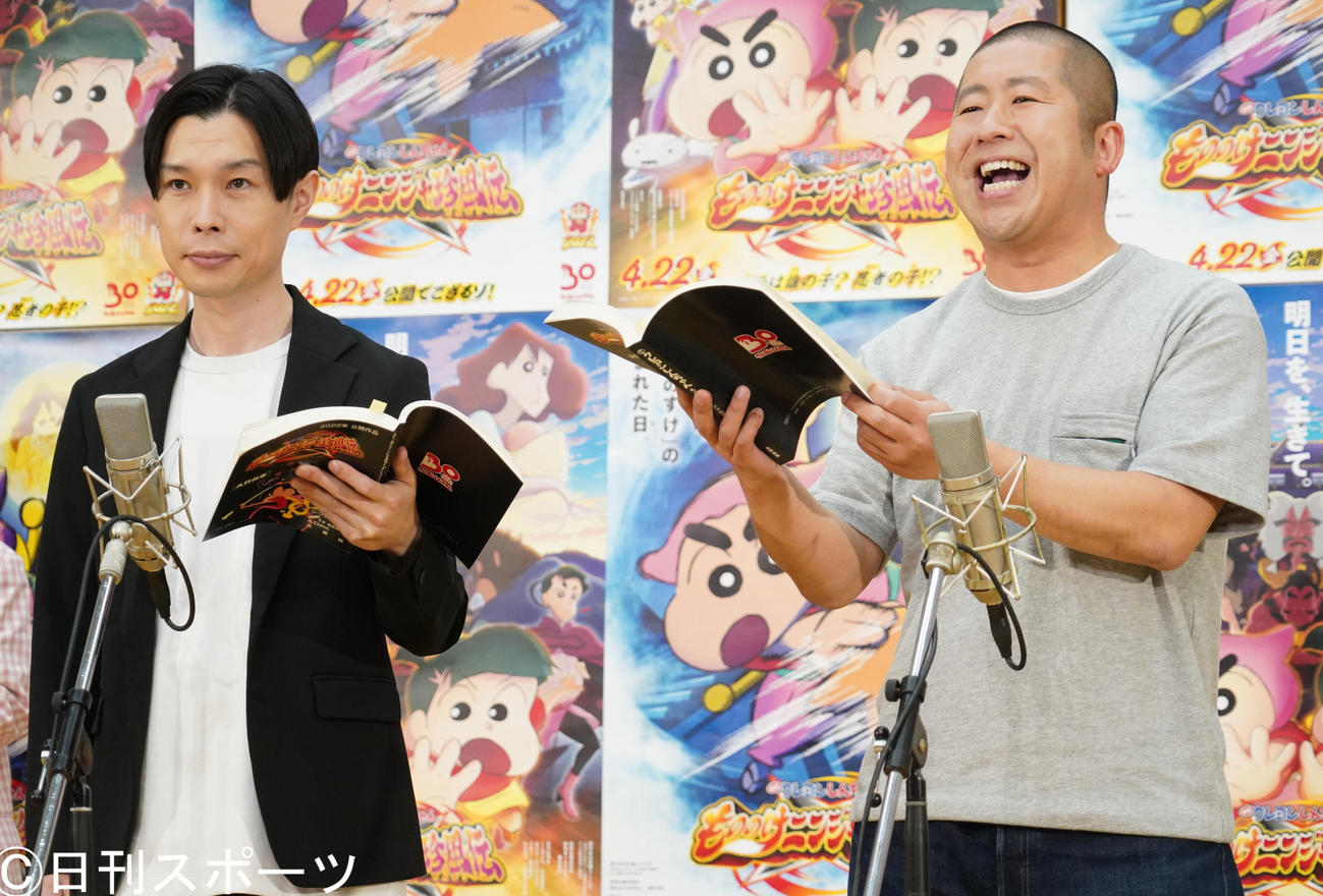 アニメ映画「クレヨンしんちゃん　もののけニンジャ珍風伝」の公開アフレコイベントに出席したお笑いコンビ、ハライチ岩井勇気（左）と澤部佑（撮影・佐藤成）