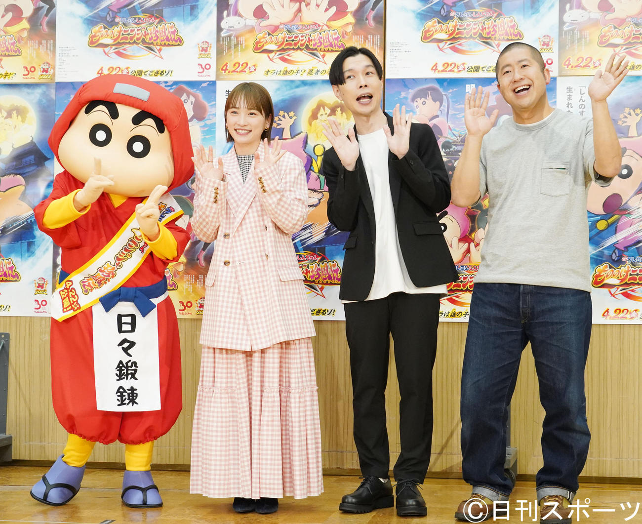 アニメ映画「クレヨンしんちゃん　もののけニンジャ珍風伝」の公開アフレコイベントに出席した、左から野原しんのすけ、川栄李奈、お笑いコンビ、ハライチ岩井勇気、澤部佑（撮影・佐藤成）