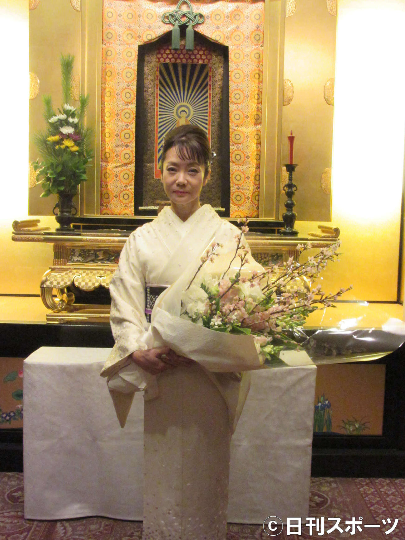 恩師・里村龍一氏が眠る納骨堂に献花する香西かおり