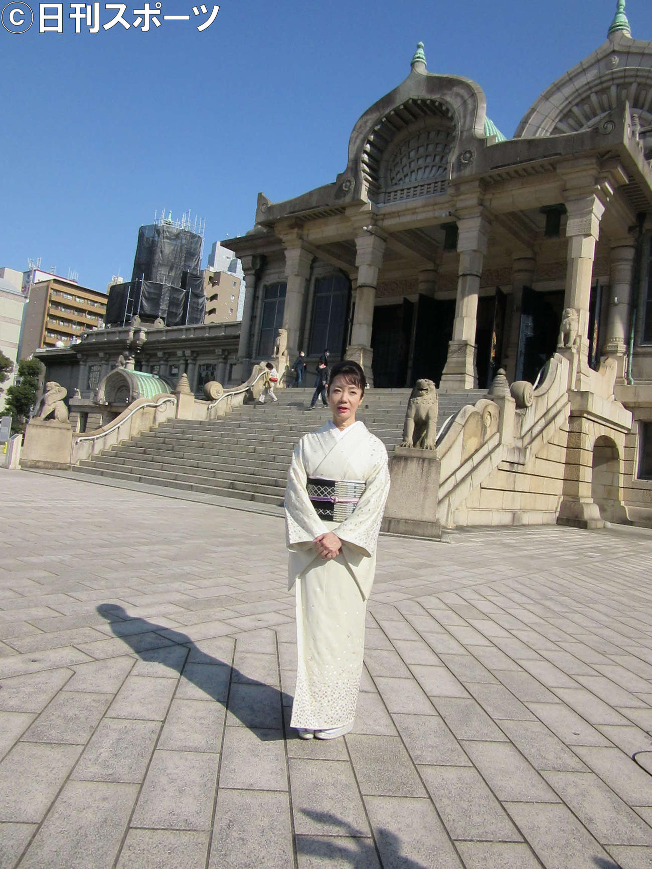 恩師の作詞家・里村龍一氏が眠る東京・築地本願寺を訪れた香西かおり（15日、築地本願寺）